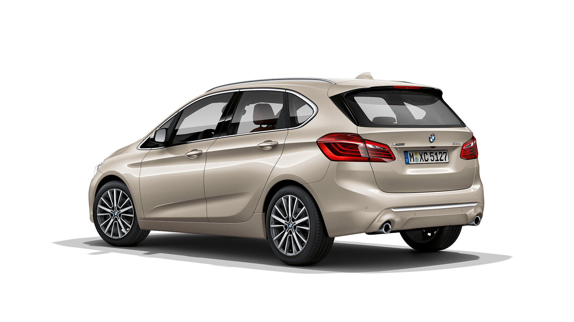 Vista posteriore a tre quarti della BMW Serie 2 Active Tourer Versione Luxury BMW Serie 2 Active Tourer Versione Luxury 225i xDrive F45 2018 Cashmere Silver metallizzato vista posteriore