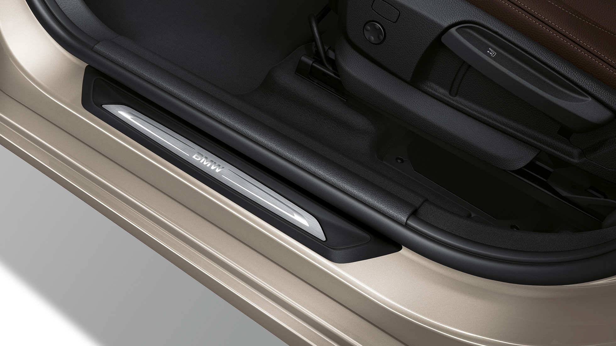 Listello battitacco della BMW Serie 2 Active Tourer Versione Luxury Listelli battitacco della BMW Serie 2 Active Tourer Versione Luxury 225i xDrive F45 2018 Cashmere Silver metallizzato