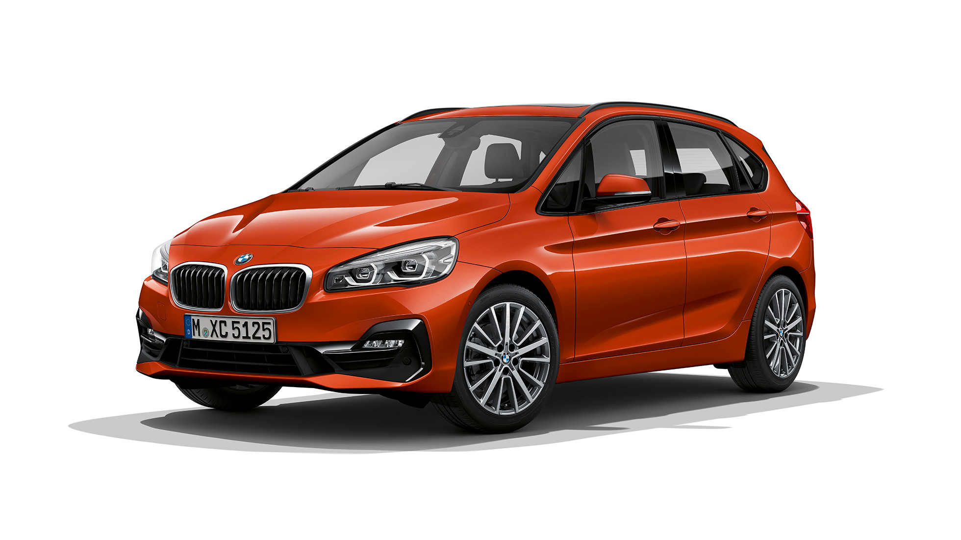 Vista anteriore a tre quarti della BMW Serie 2 Active Tourer Versione Sport F45 BMW Serie 2 Active Tourer Versione Sport 220i F45 2018 Sunset Orange metallizzato vista anteriore a tre quarti