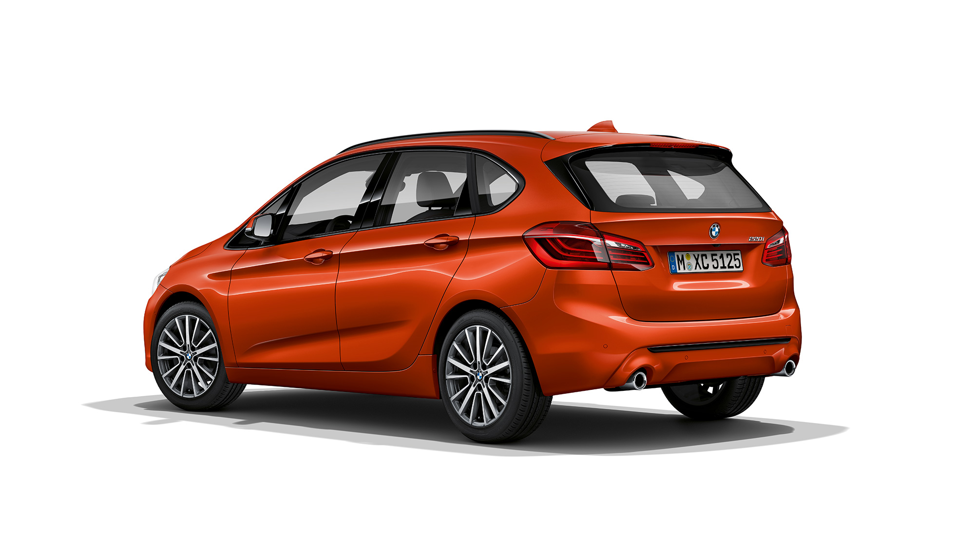 Vista posteriore a tre quarti della BMW Serie 2 Active Tourer Versione Sport F45 BMW Serie 2 Active Tourer Versione Sport 220i F45 2018 Sunset Orange metallizzato vista posteriore a tre quarti