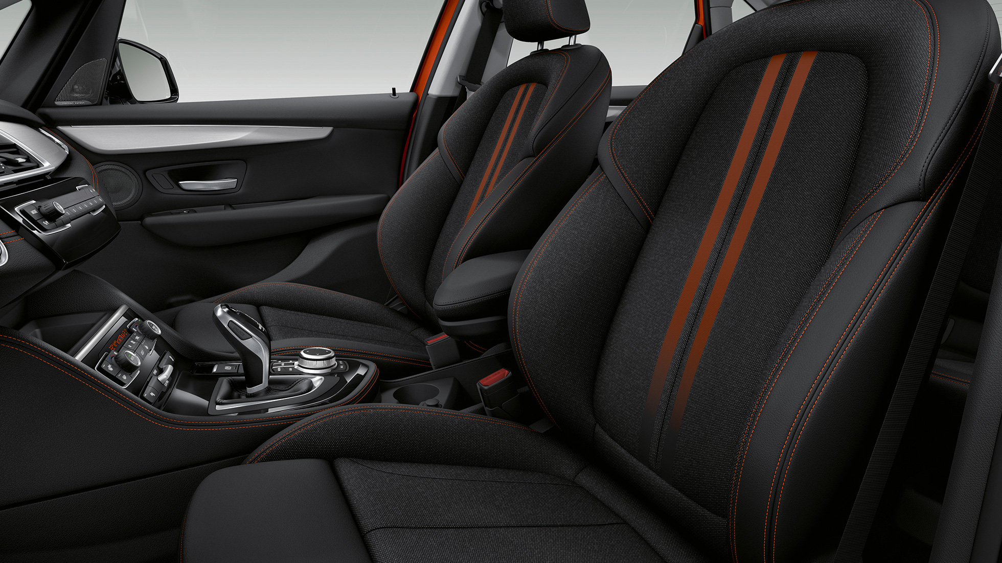 Sedili sportivi della BMW Serie 2 Active Tourer Versione Sport F45 Sedili sportivi della BMW Serie 2 Active Tourer Versione Sport 220i F45 2018 interni