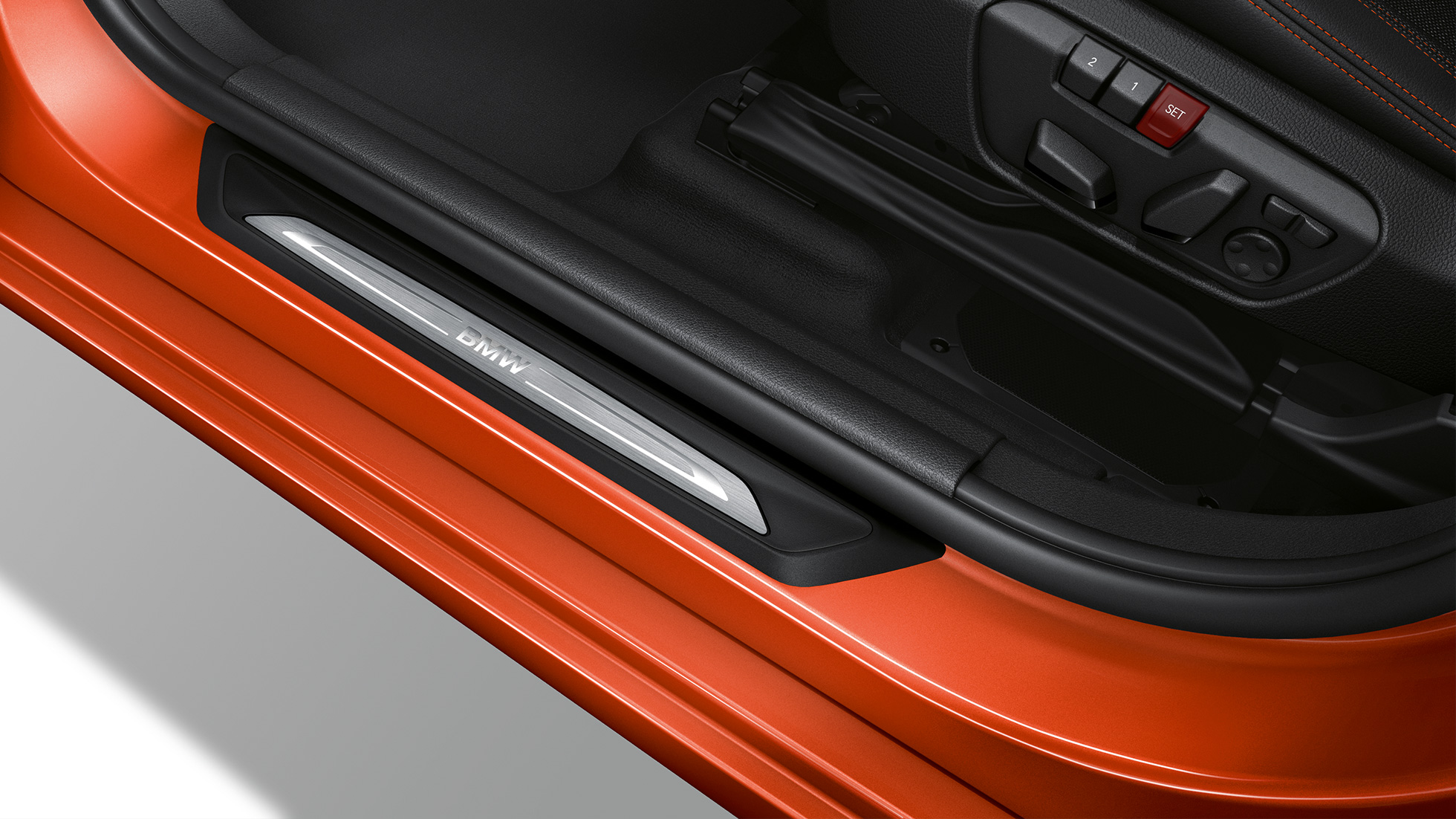 Listello battitacco della BMW Serie 2 Active Tourer Versione Sport F45 Listelli battitacco della BMW Serie 2 Active Tourer Versione Sport 220i F45 2018 Sunset Orange metallizzato