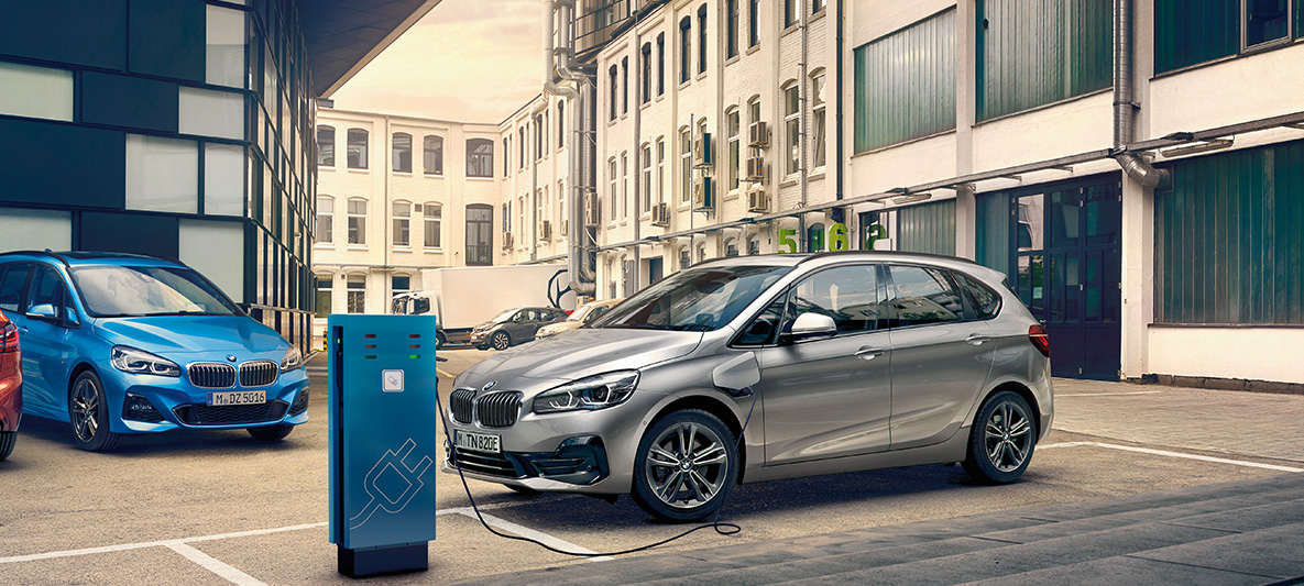 BMW 225xe Active Tourer ibrida Plug-in F45 BMW 225xe Active Tourer ibrida Plug-in F45 2018 ferma davanti ad una stazione di ricarica