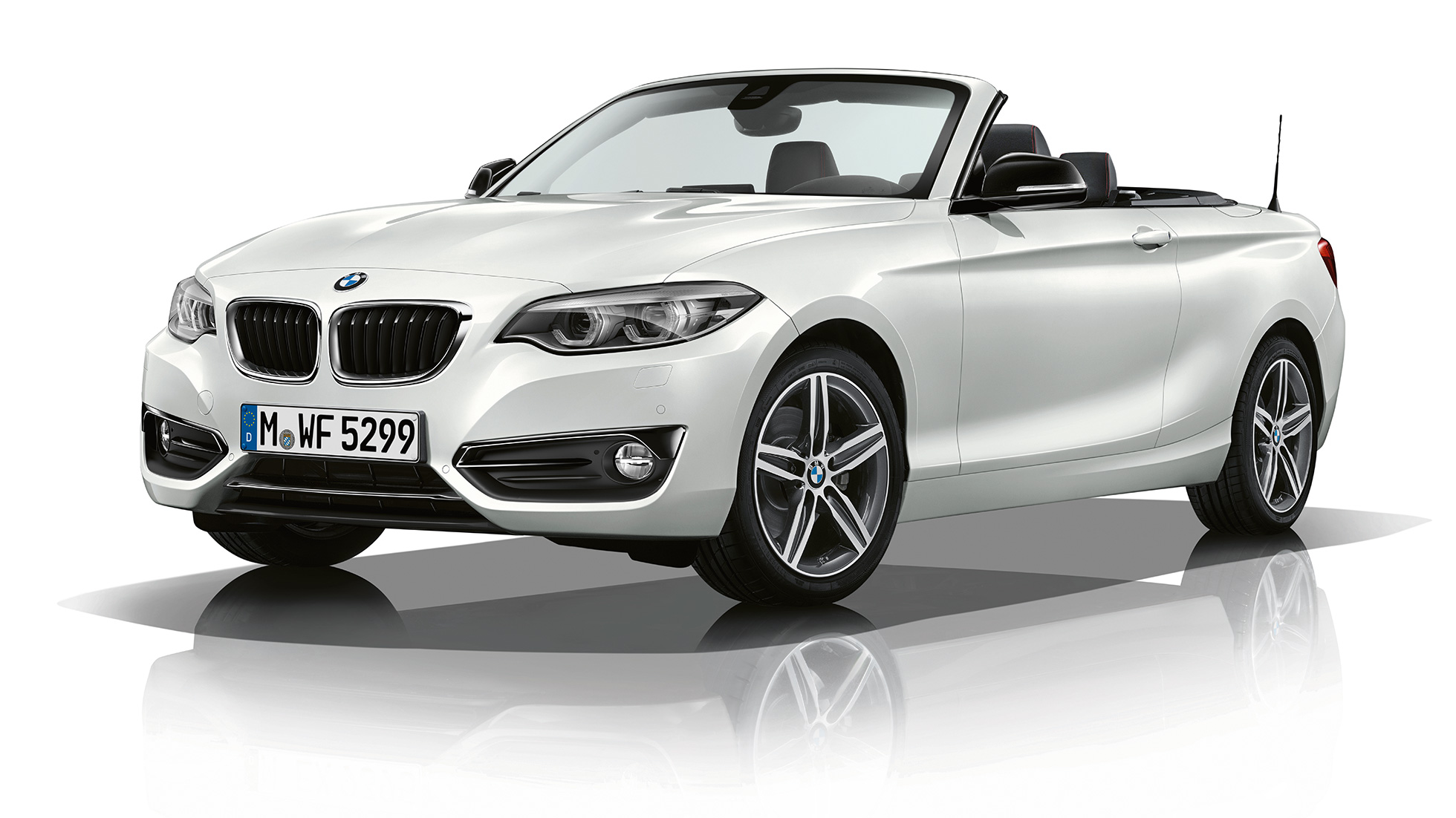 BMW Serie 2 Cabrio, modello Sport Line, ripresa frontale a tre quarti BMW Serie 2 Cabrio, modello Sport Line, ripresa frontale a tre quarti