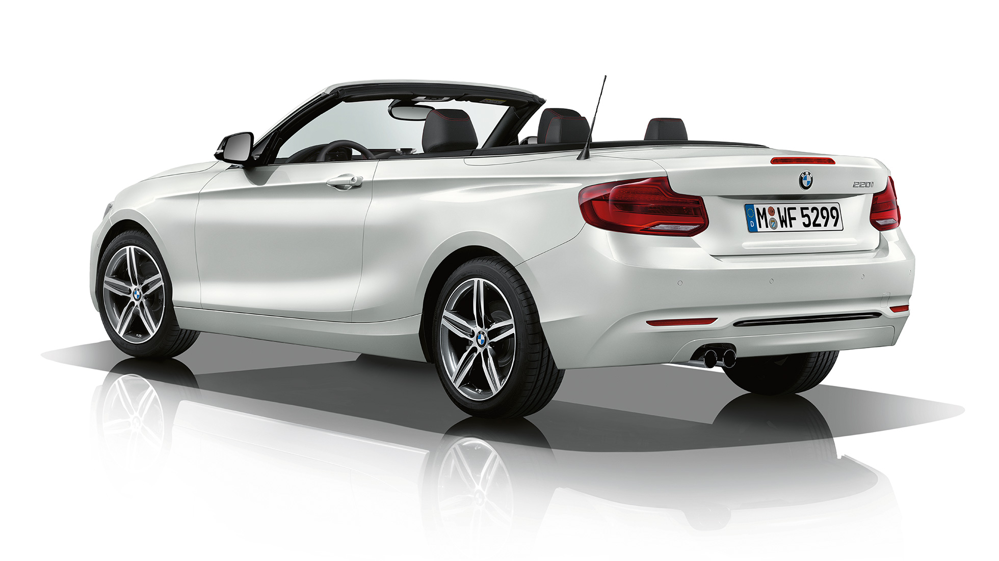 BMW Serie 2 Cabrio, modello Sport Line, ripresa posteriore a tre quarti BMW Serie 2 Cabrio, modello Sport Line, ripresa posteriore a tre quarti