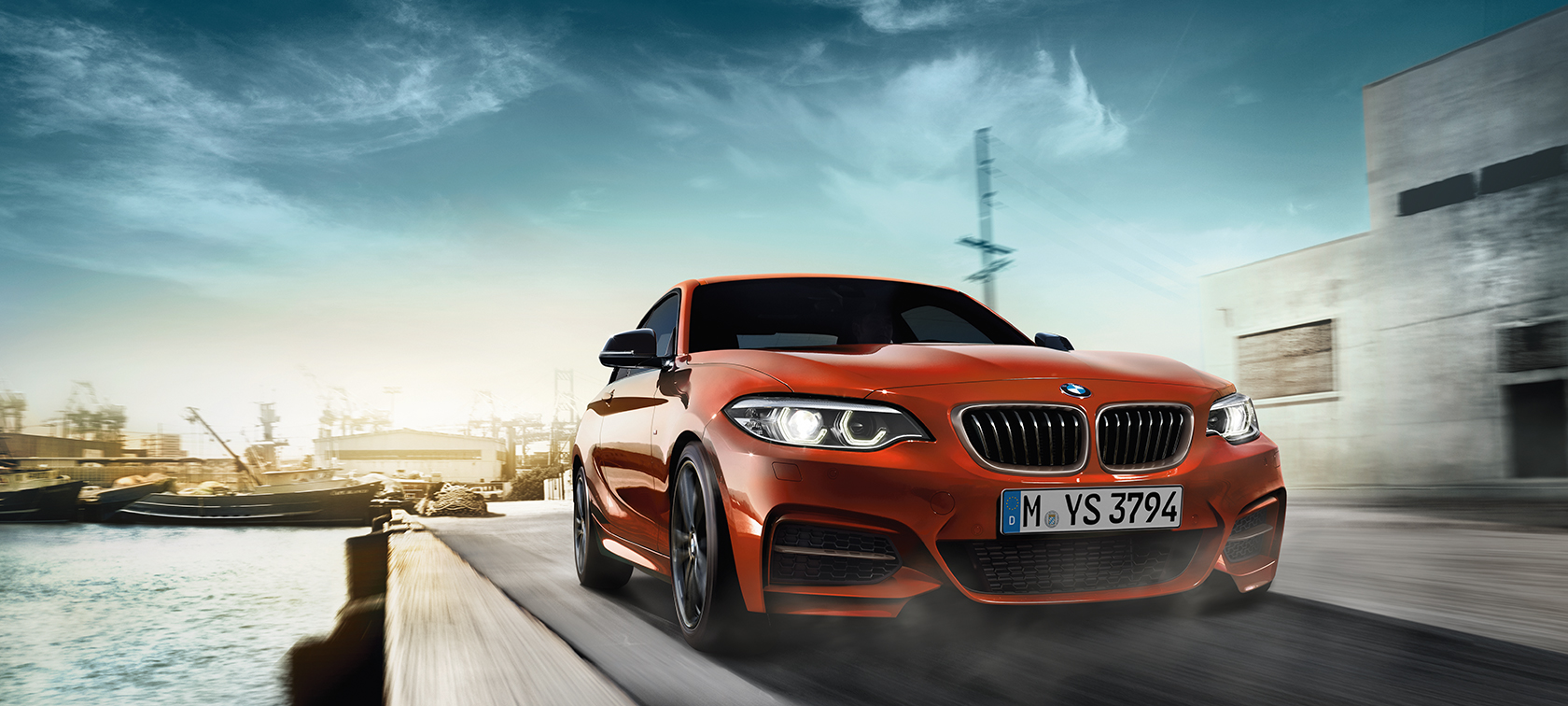 BMW Serie 2 Coupé, ripresa in moto, frontalmente di tre quarti BMW Serie 2 Coupé, ripresa in moto, frontalmente di tre quarti