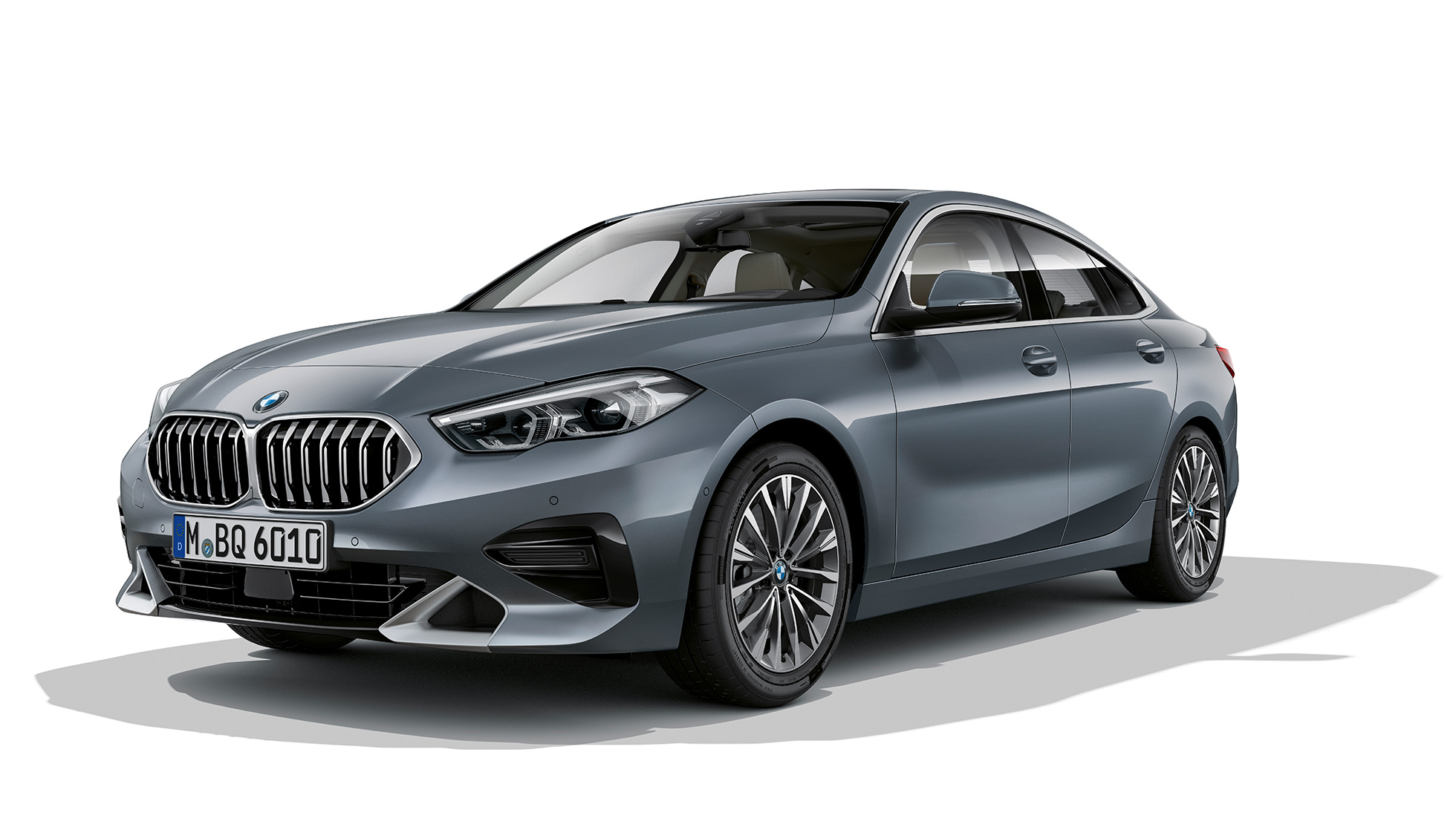 Calandra a doppio rene BMW della BMW Serie 2 Gran Coupé versione Luxury F44 Calandra a doppio rene BMW della BMW Serie 2 Gran Coupé versione Luxury Storm Bay metallizzato F44, vista anteriore a tre quarti