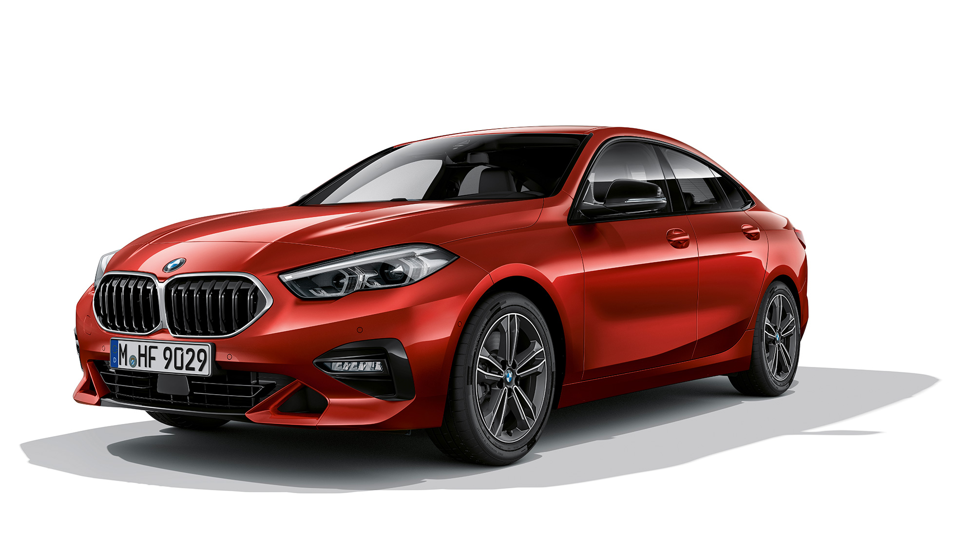 Calandra a doppio rene BMW della BMW Serie 2 Gran Coupé versione Sport F44 Calandra a doppio rene con cornice cromata della BMW Serie 2 Gran Coupé versione Sport Melbourne Red F44, vista laterale a tre quarti