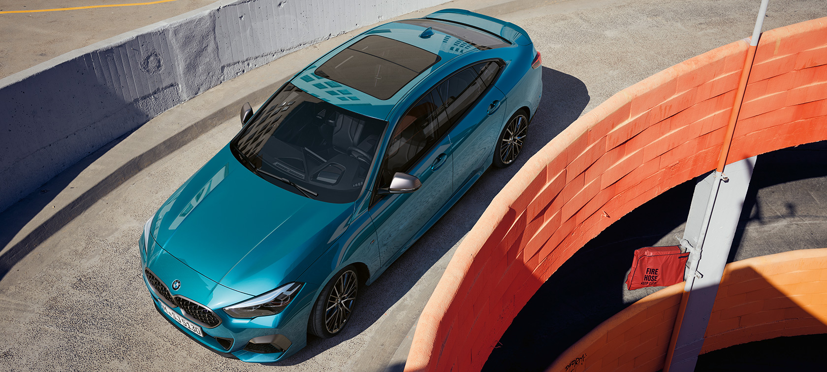 BMW Serie 2 Gran Coupé con tetto panoramico in vetro F44 BMW Serie 2 Gran Coupé con tetto panoramico in vetro in Snapper Rocks Blue metallizzato F44, con prospettiva a volo di uccello F44