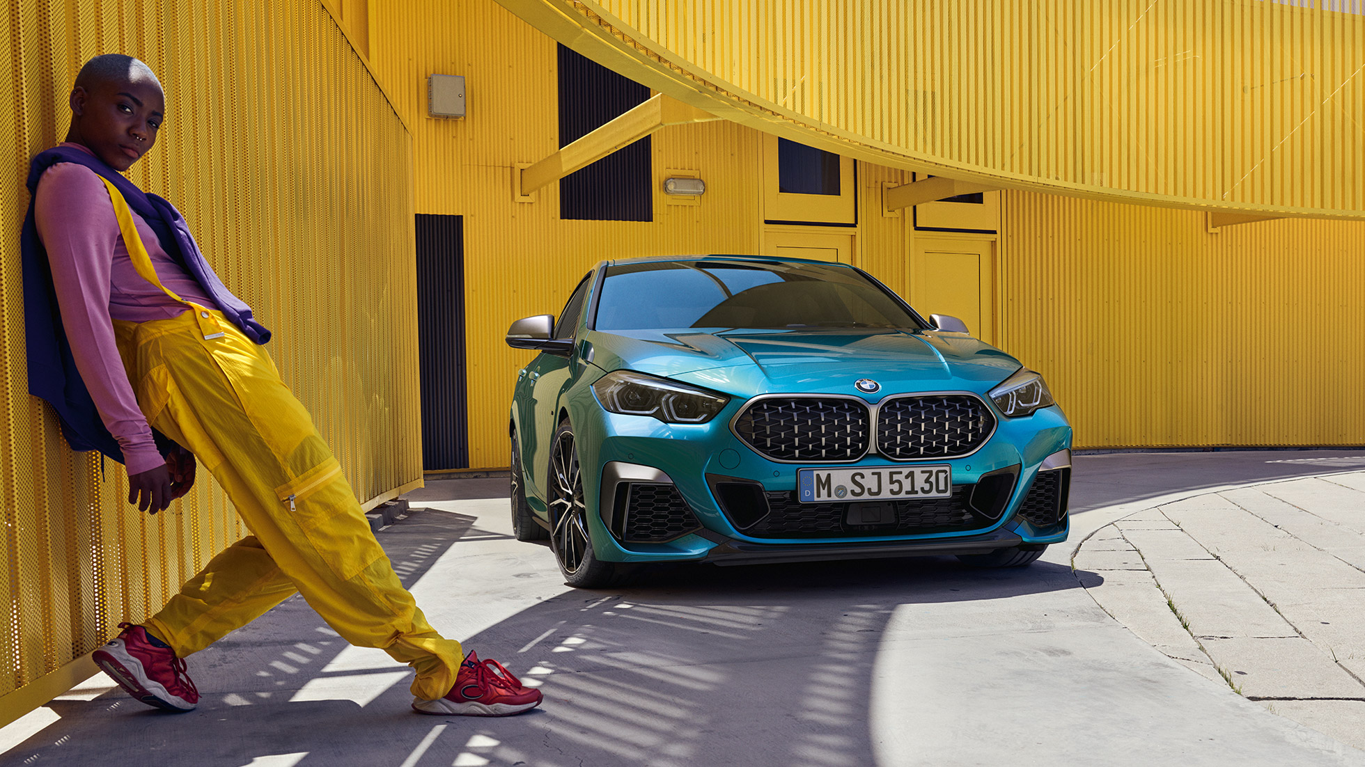 Vista anteriore della BMW Serie 2 Gran Coupé F44 BMW Serie 2 Gran Coupé con calandra a doppio rene con intreccio tridimensionale in Snapper Rocks Blue metallizzato F44,vista anteriore a tre quarti