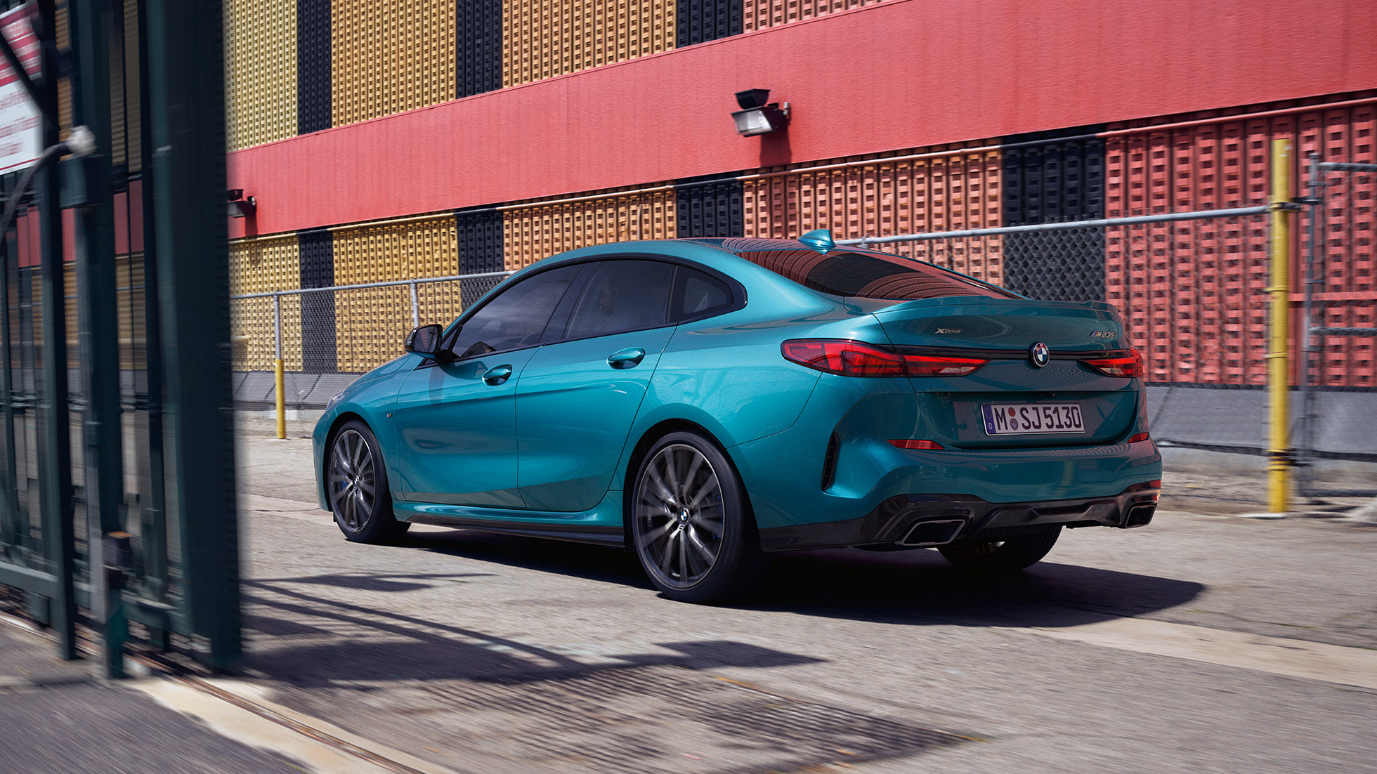 Design progressivo della BMW Serie 2 Gran Coupé F44 Design progressivo della BMW Serie 2 Gran Coupé Snapper Rocks Blue metallizzato F44, vista laterale a tre quarti