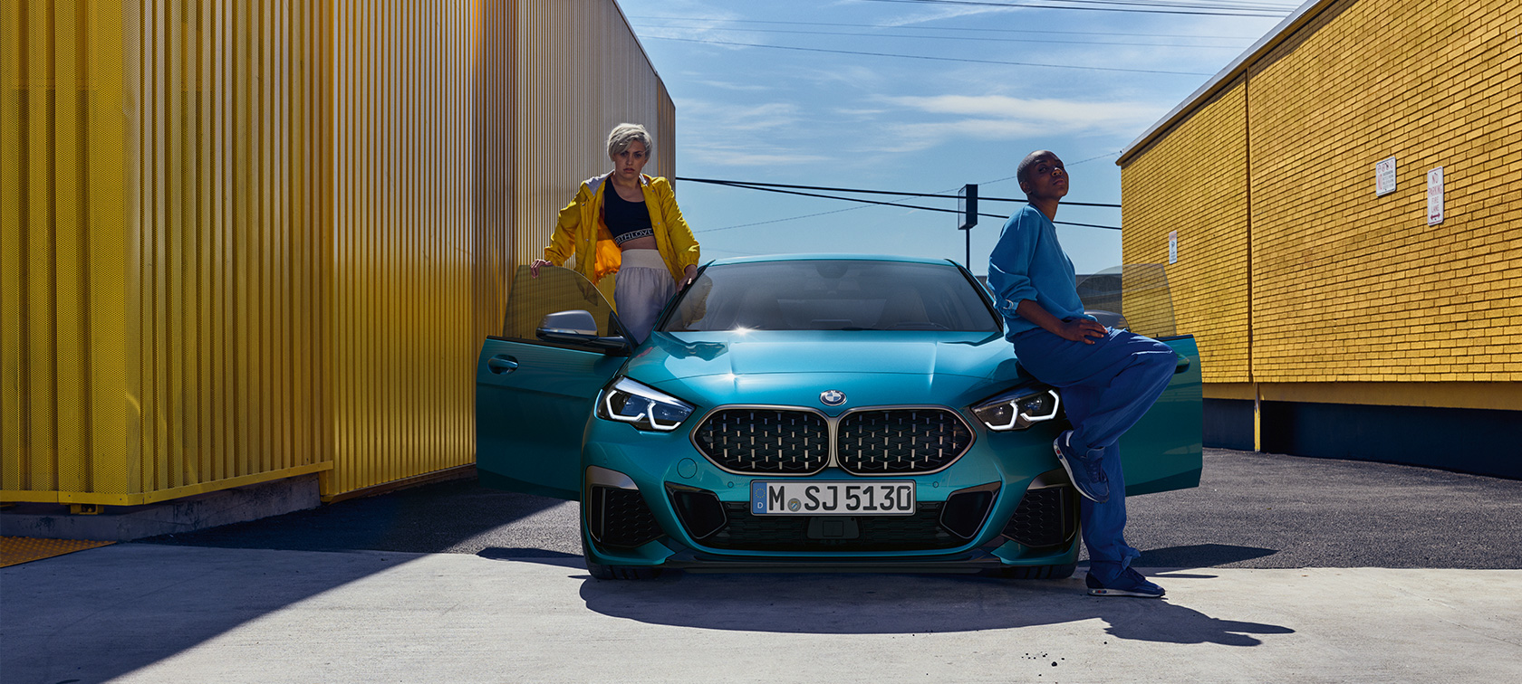 BMW Serie 2 Gran Coupé, vista frontale con portiere anteriori aperte F44 BMW Serie 2 Gran Coupé in Snapper Rocks Blue metallizzato F44, vista frontale con portiere anteriori aperte