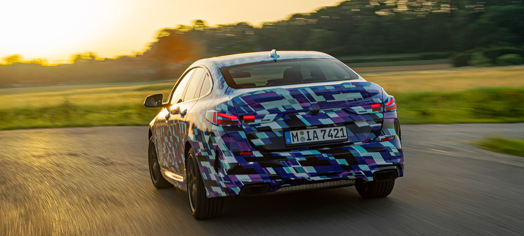 Anteprima mondiale Nuova BMW Serie 2 Gran Coupé Première mondiale della BMW Serie 2 Gran Coupé F44 2020, vista posteriore a tre quarti del prototipo camuffato