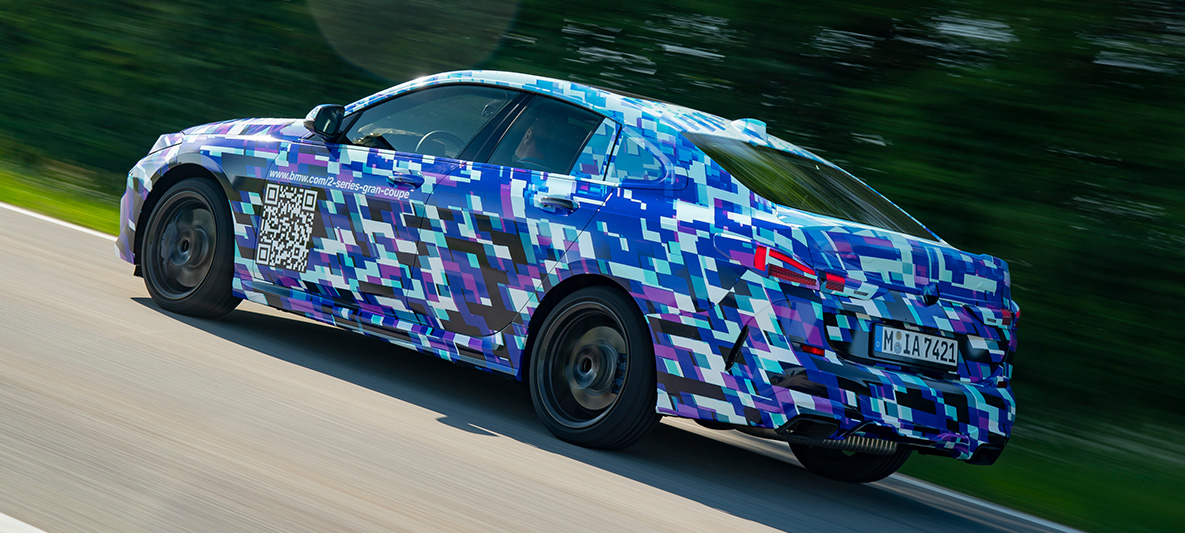 Dinamica di guida della BMW Serie 2 Gran Coupé BMW M235i xDrive 2020, vista laterale a tre quarti del prototipo camuffato