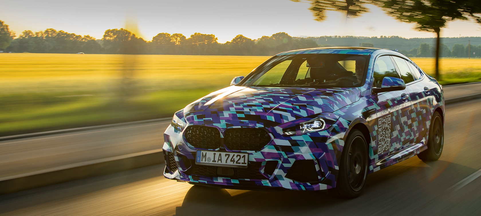 La prima BMW Serie 2 Gran Coupé BMW Serie 2 Gran Coupé F44 2020, vista anteriore a tre quarti del prototipo camuffato