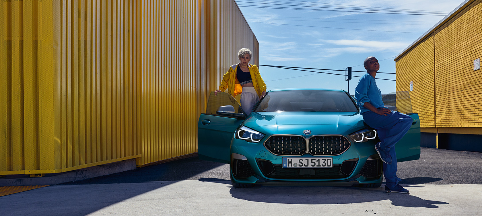 BMW Serie 2 Gran Coupé F44, vista anteriore BMW Serie 2 Gran Coupé F44 Snapper Rocks Blue metallizzato, vista anteriore con portiere aperte e due persone