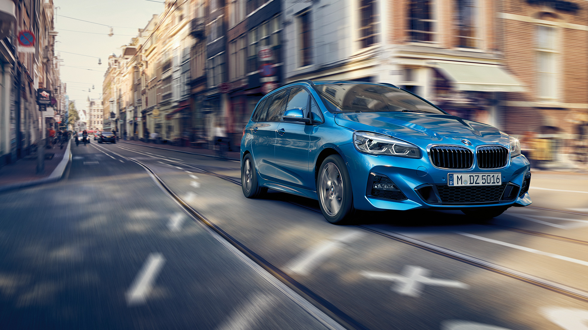 Dinamica di guida BMW Serie 2 Gran Tourer F46 Dinamica di guida della BMW Serie 2 Gran Tourer F46 Facelift 2018 Misano Blue metallizzato vista anteriore a tre quarti in movimento in centro città