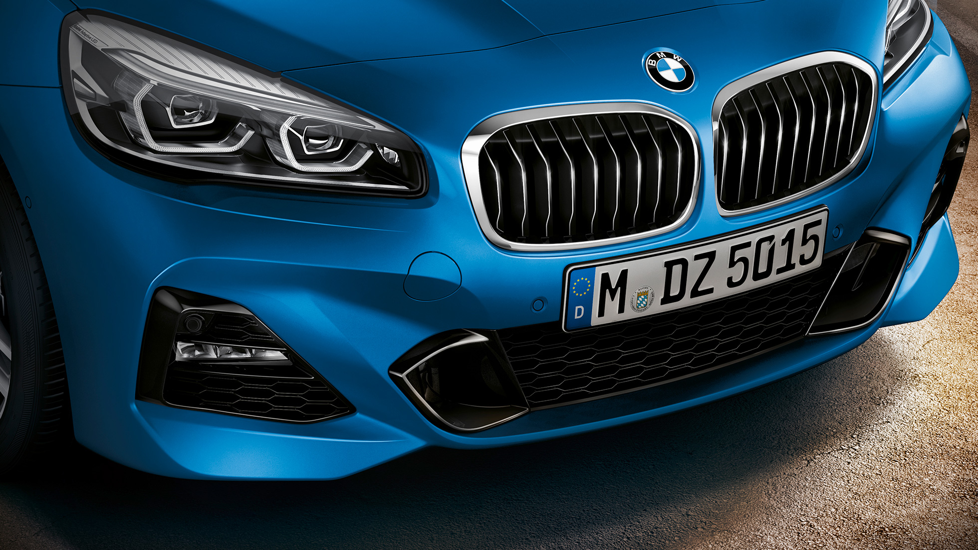 Calandra a doppio rene BMW Serie 2 Gran Tourer F46 Calandra a doppio rene della BMW Serie 2 Gran Tourer F46 Facelift 2018 Misano Blue metallizzato primo piano del frontale