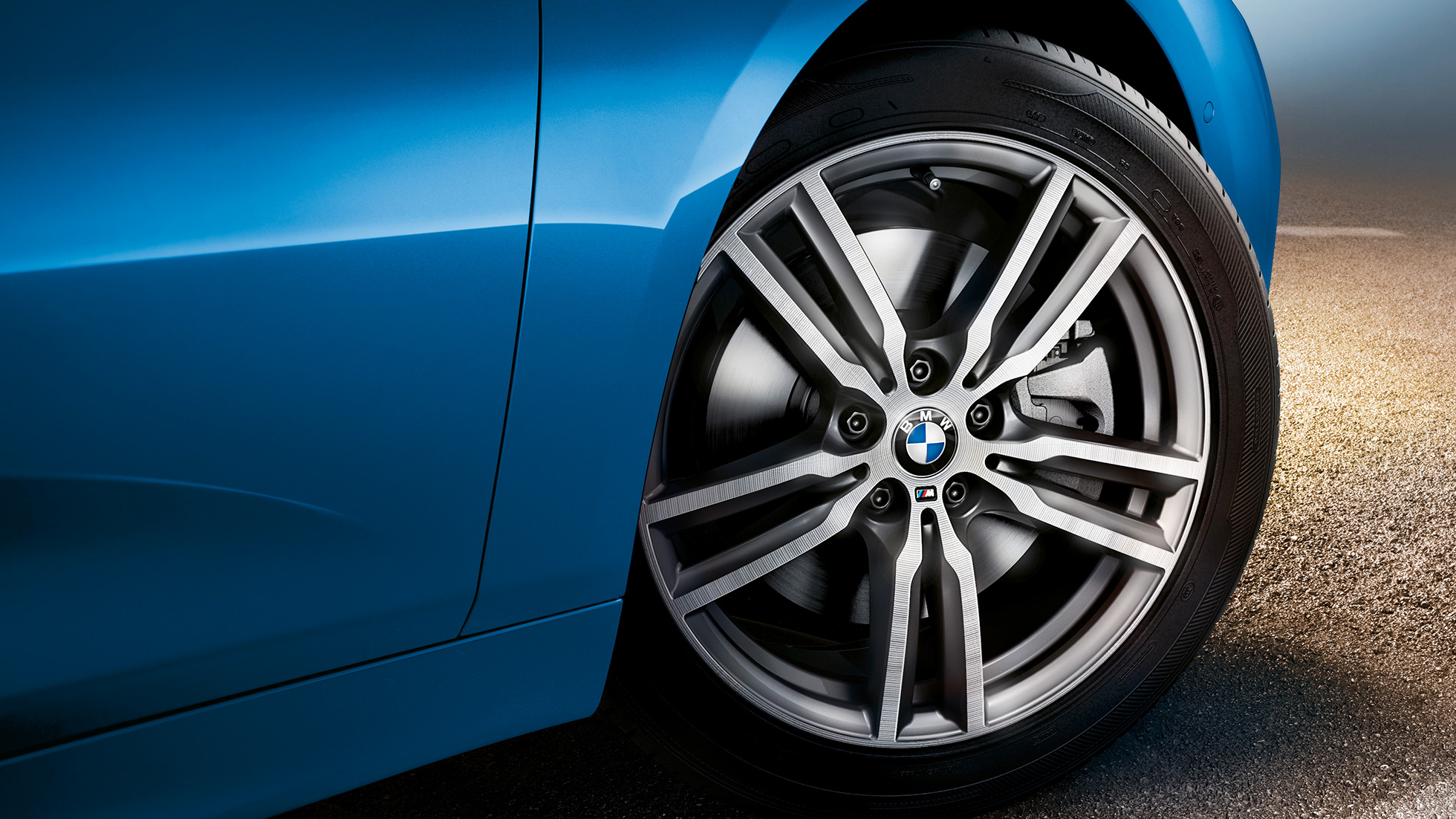 Cerchi in lega leggera della BMW Serie 2 Gran Tourer F46 Cerchi in lega leggera della BMW Serie 2 Gran Tourer F46 Facelift 2018 Misano Blue metallizzato primo piano