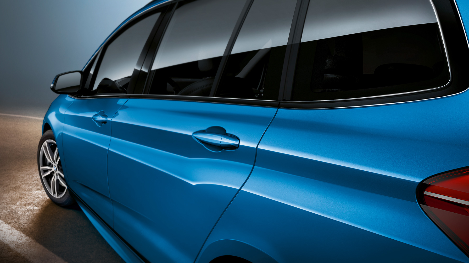 Fiancata della BMW Serie 2 Gran Tourer F46 Fiancata della BMW Serie 2 Gran Tourer F46 Facelift 2018 Misano Blue metallizzato primo piano