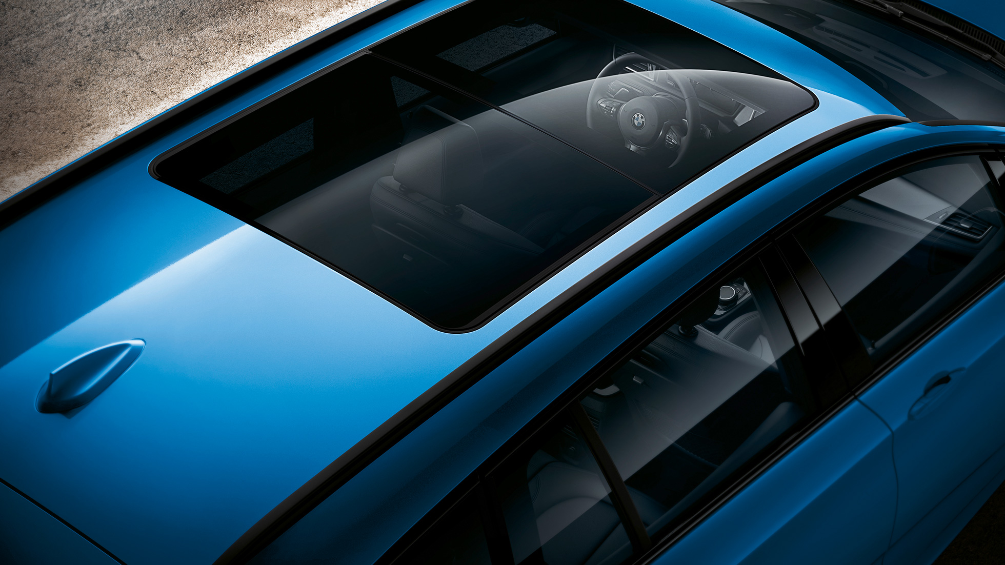 Tetto panoramico in vetro della BMW Serie 2 Gran Tourer F46 Tetto panoramico di vetro della BMW Serie 2 Gran Tourer F46 Facelift 2018 Misano Blue metallizzato con prospettiva a volo di uccello