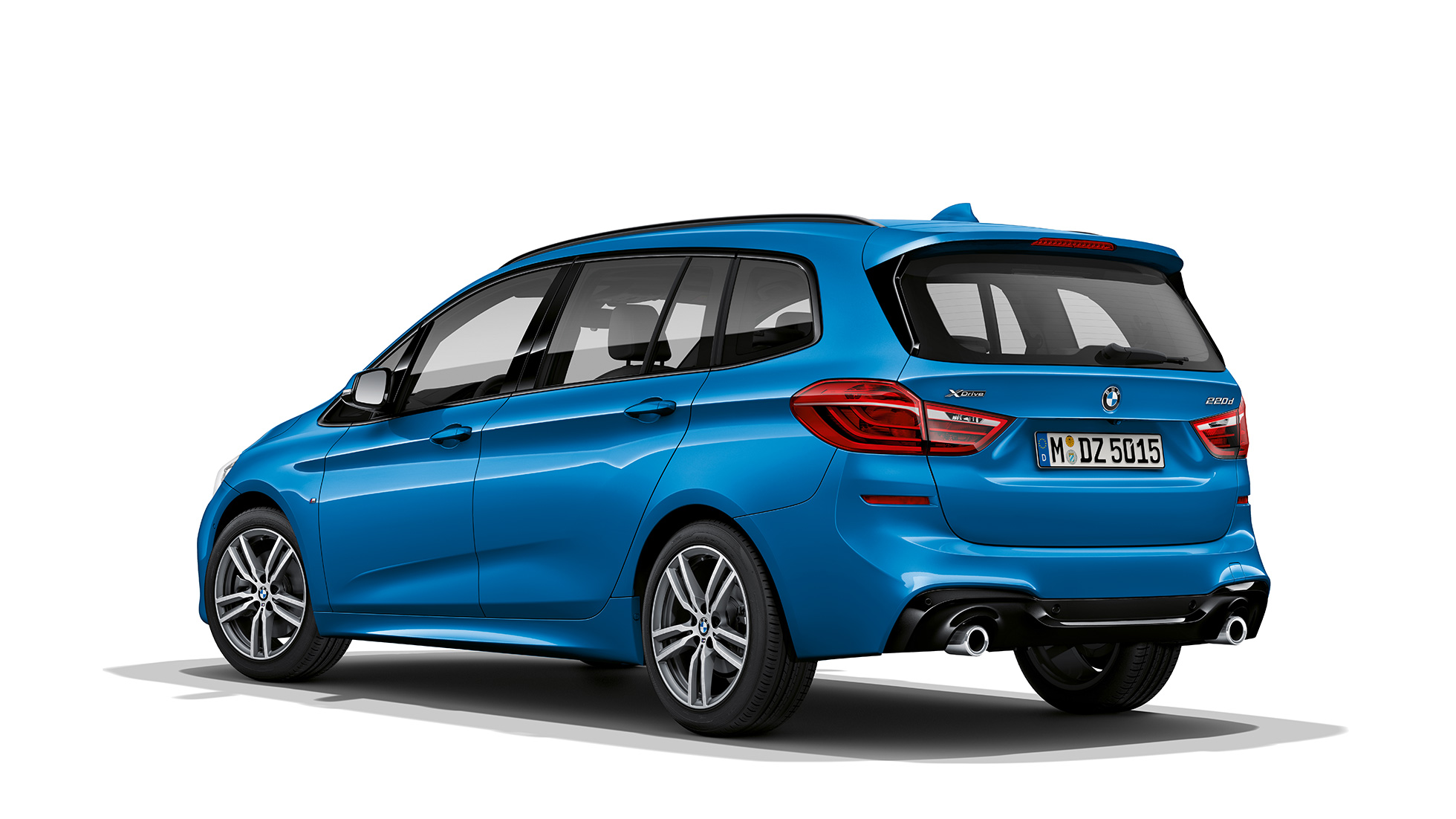 Vista posteriore a tre quarti della BMW Serie 2 Gran Tourer Versione M Sport F46 Listelli battitacco della BMW Serie 2 Gran Tourer 220d xDrive Versione M Sport F46 2018 Misano Blue metallizzato primo piano