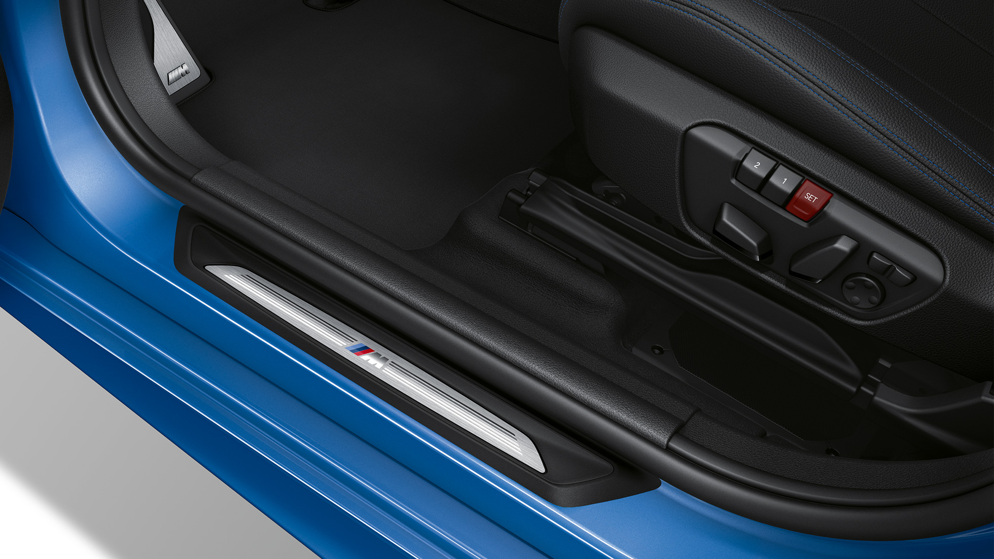Listelli battitacco della BMW Serie 2 Gran Tourer Versione M Sport F46 Listelli battitacco della BMW Serie 2 Gran Tourer 220d xDrive Versione M Sport F46 2018 Misano Blue metallizzato primo piano