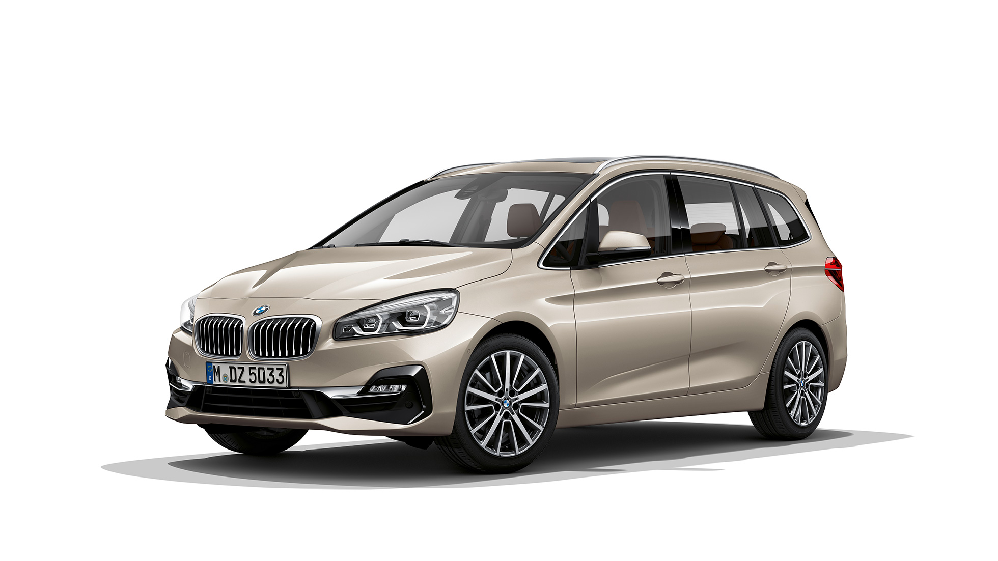 Vista anteriore a tre quarti della BMW Serie 2 Gran tourer Versione Luxury BMW Serie 2 Gran Tourer 218d xDrive Versione Luxury F46 Facelift 2018 Cashmere Silver metallizzato vista anteriore a tre quarti