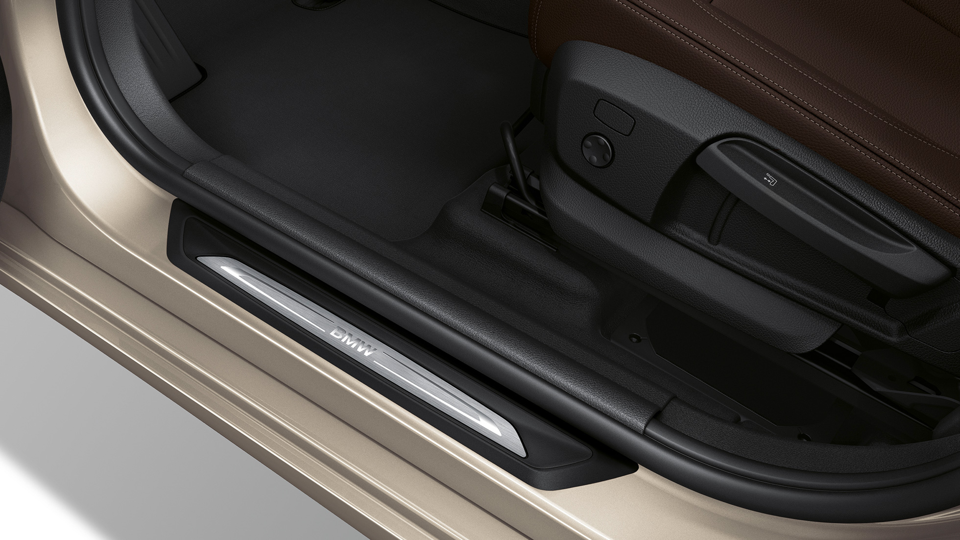 Listelli battitacco della BMW Serie 2 Gran Tourer Versione Luxury Listelli battitacco della BMW Serie 2 Gran Tourer 218d xDrive Versione Luxury F46 2018 Cashmere Silver metallizzato primo piano
