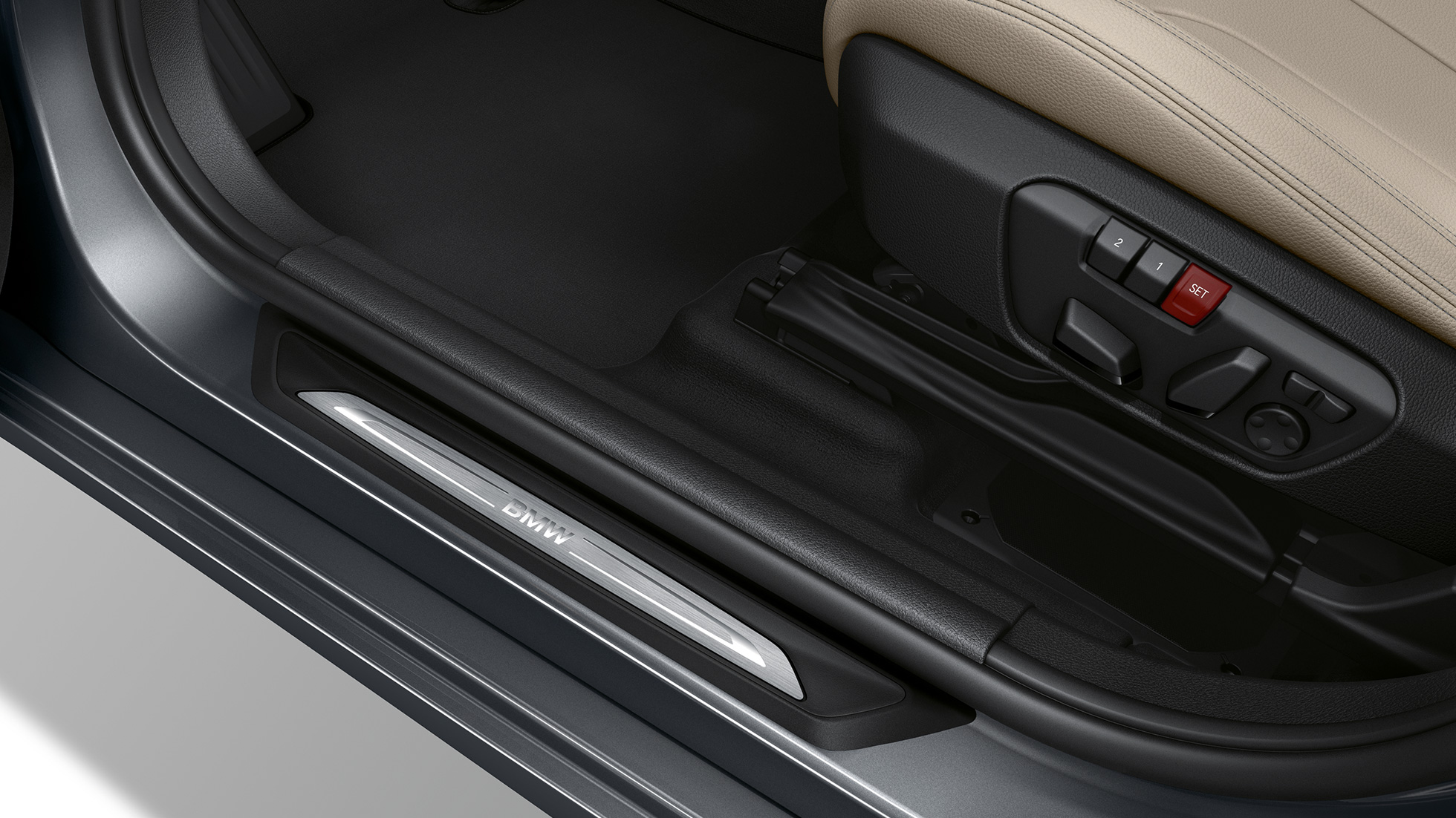 Listelli battitacco della BMW Serie 2 Gran Tourer Versione Sport F46 Listelli battitacco della BMW Serie 2 Gran Tourer 220d Versione Sport F46 2018 Mineral Grey metallizzato primo piano