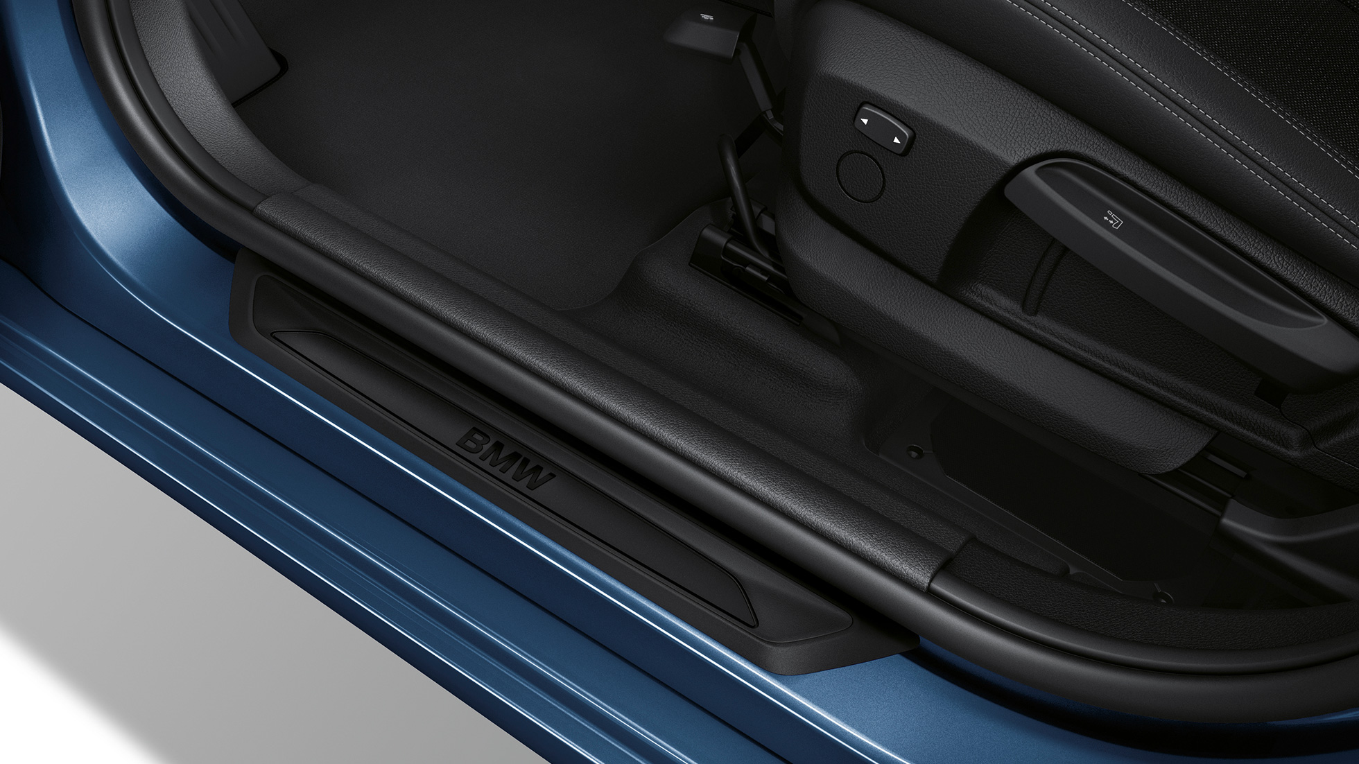 Listelli battitacco della BMW Serie 2 Gran Tourer Versione Advantage F46 Listelli battitacco della BMW Serie 2 Gran Tourer 218i Versione Advantage F46 2018 Phytonic Blue metallizzato primo piano