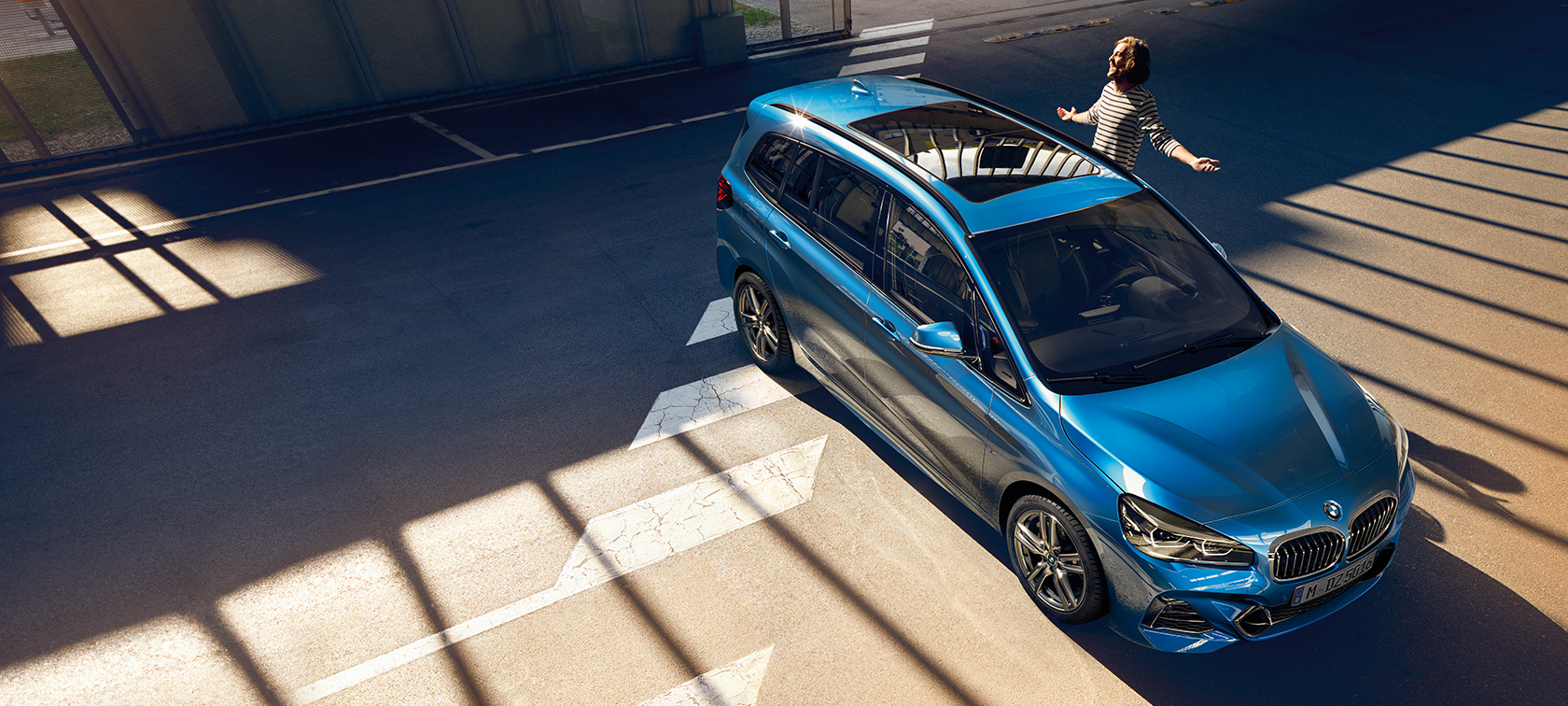 BMW Serie 2 Gran Tourer con famiglia F46 Famiglia accanto alla BMW Serie 2 Gran Tourer F46 Facelift 2018 Misano Blue metallizzato