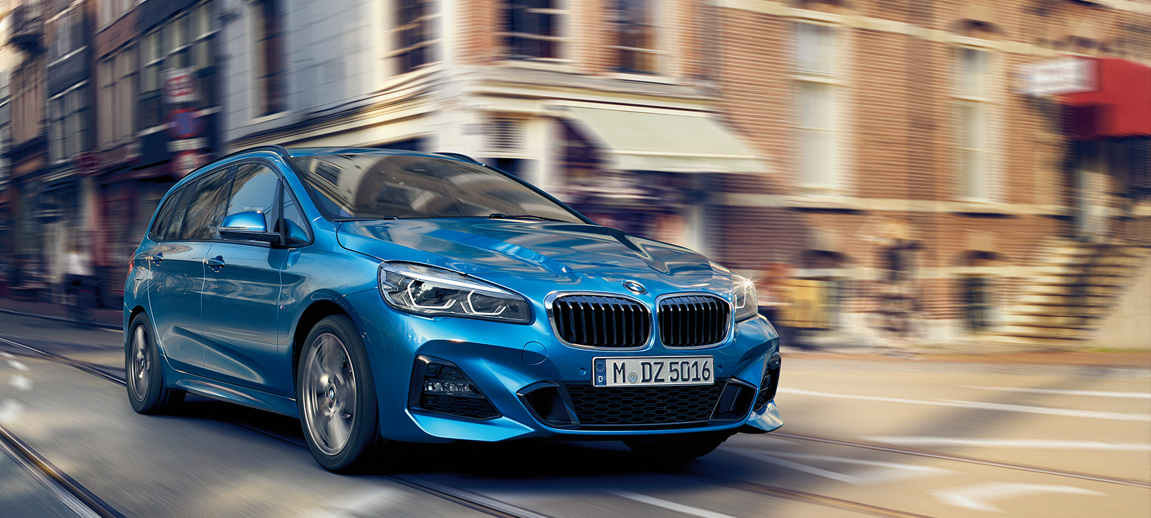 BMW Serie 2 Gran Tourer in movimento su strada F46 BMW Serie 2 Gran Tourer F46 Facelift 2018 Misano Blue metallizzato vista anteriore a tre quarti in movimento su strada