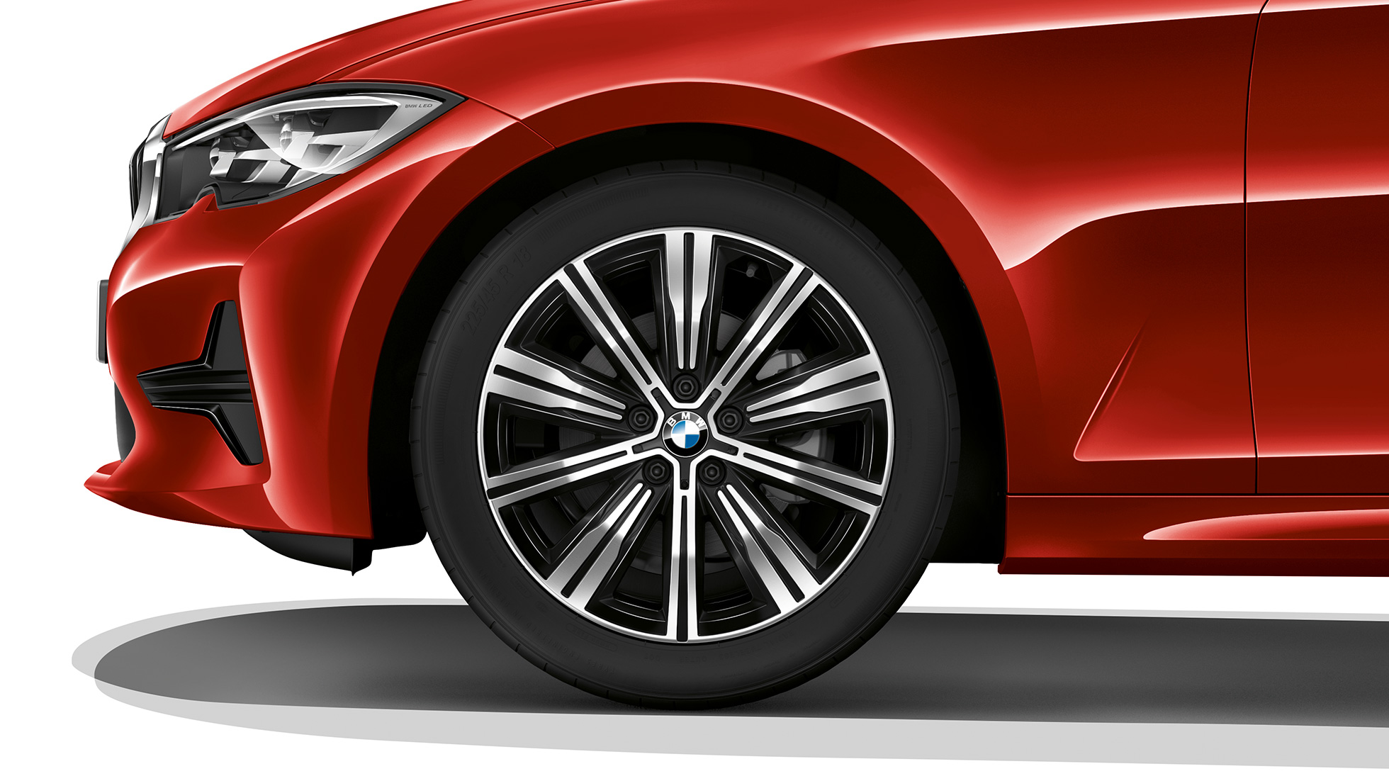 BMW Serie 3 Berlina, versione Advantage cerchio in lega leggera G20. Primo piano del cerchio in lega leggera della BMW Serie 3 Berlina con gli allestimenti della versione Advantage G20.
