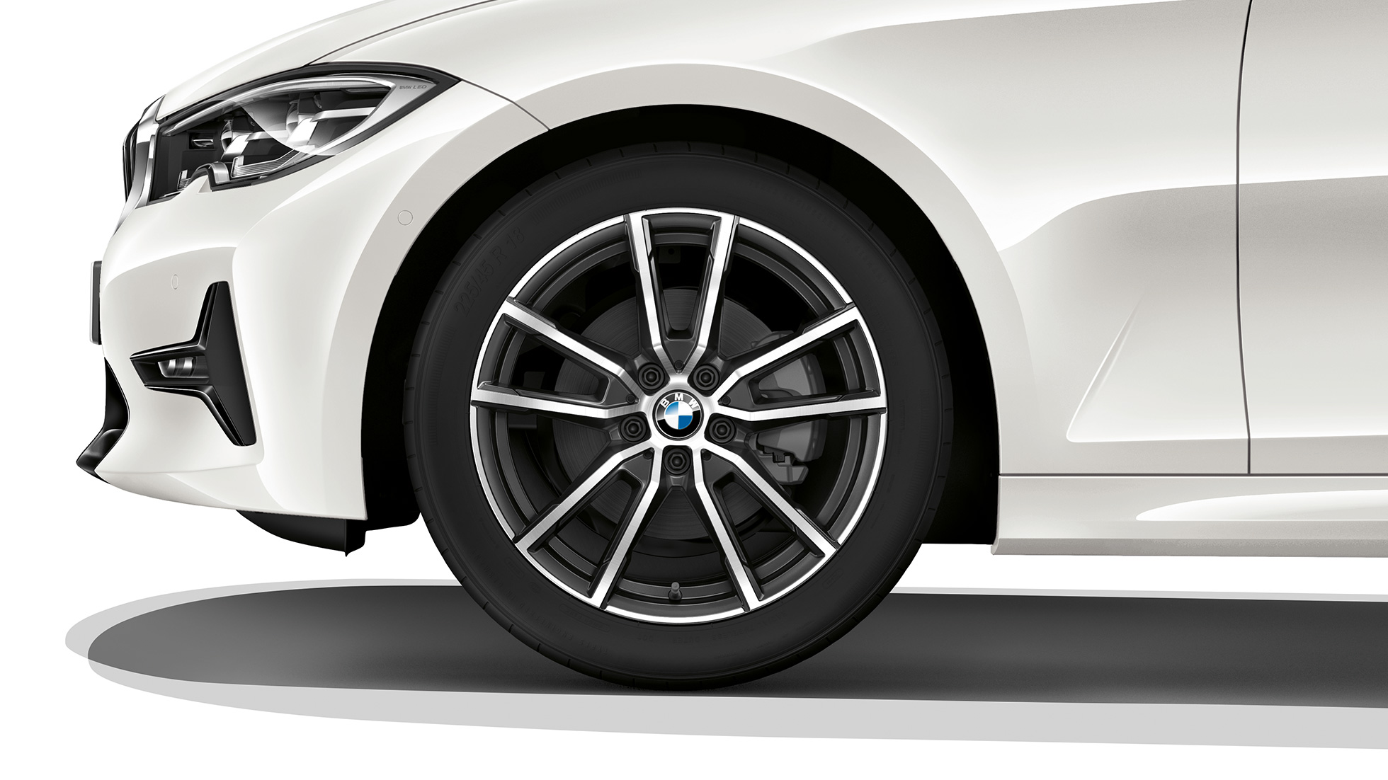 BMW Serie 3 Berlina, versione Sport, cerchio in lega leggera G20. Primo piano del cerchio in lega leggera della BMW Serie 3 Berlina con gli allestimenti della versione Sport G20.