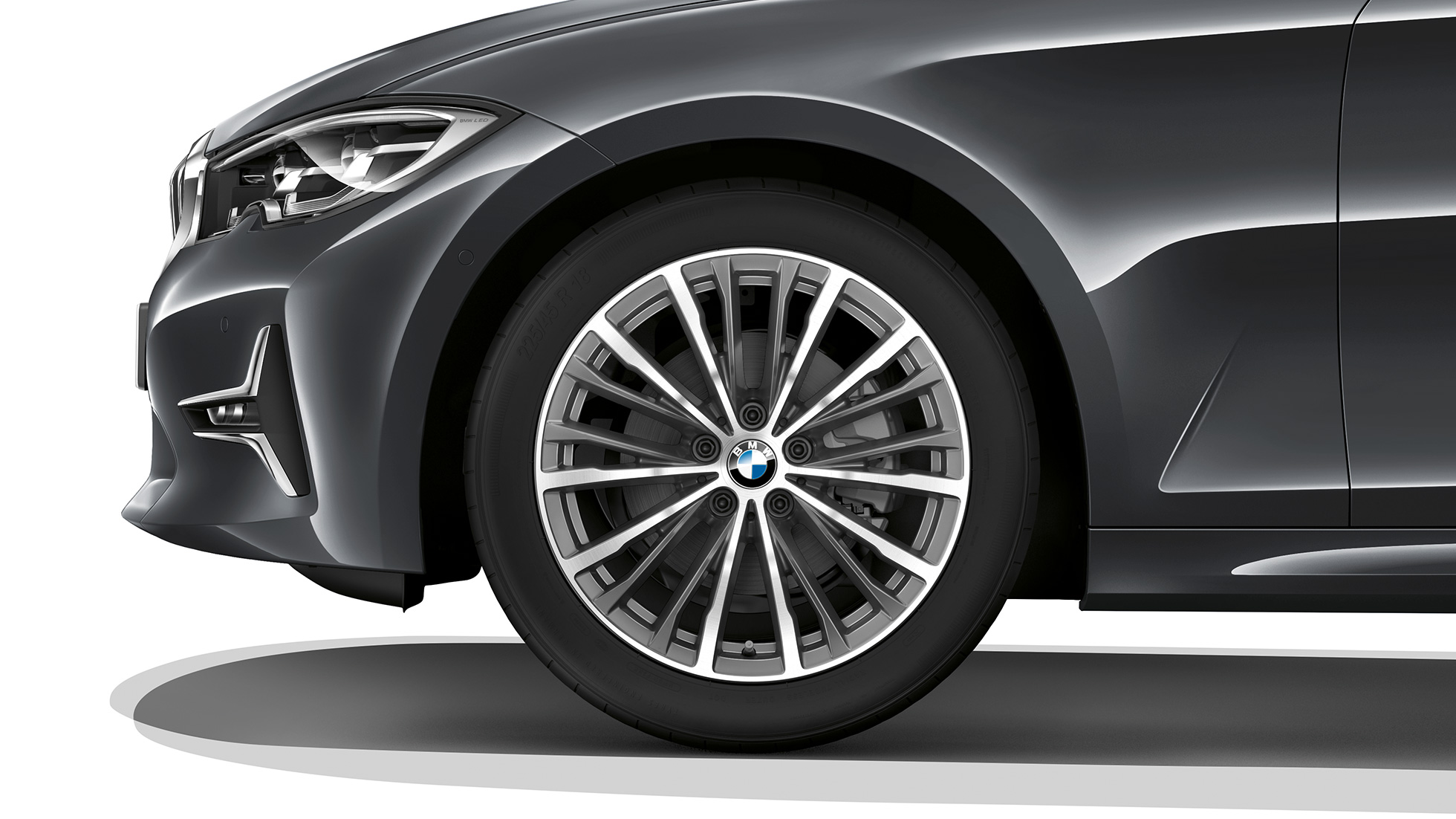 BMW Serie 3 Berlina, versione Luxury, cerchio in lega leggera G20. Primo piano del cerchio in lega leggera della BMW Serie 3 Berlina con gli allestimenti della versione Luxury G20.