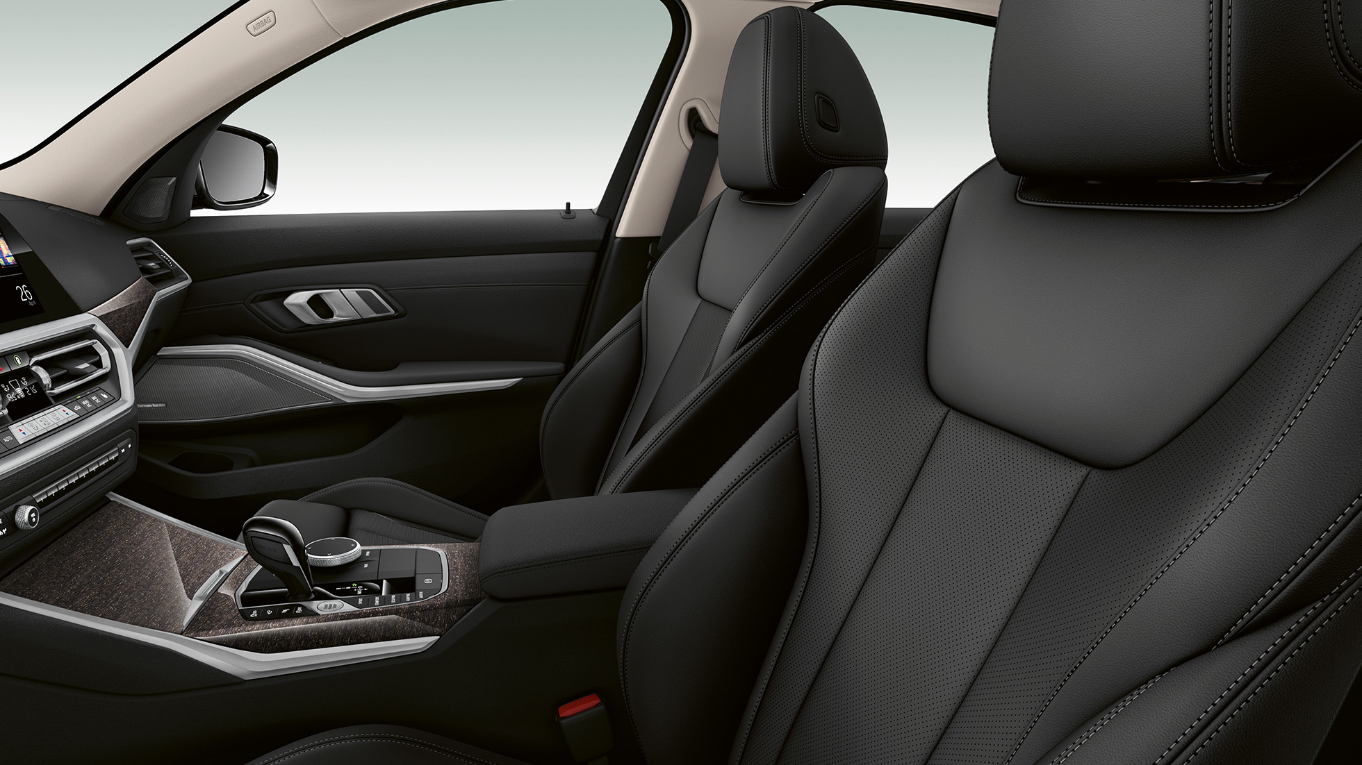 BMW Serie 3 Berlina, versione Luxury, sedili anteriori G20. Primo piano laterale dei sedili anteriori della BMW Serie 3 Berlina con gli allestimenti della versione Luxury G20.