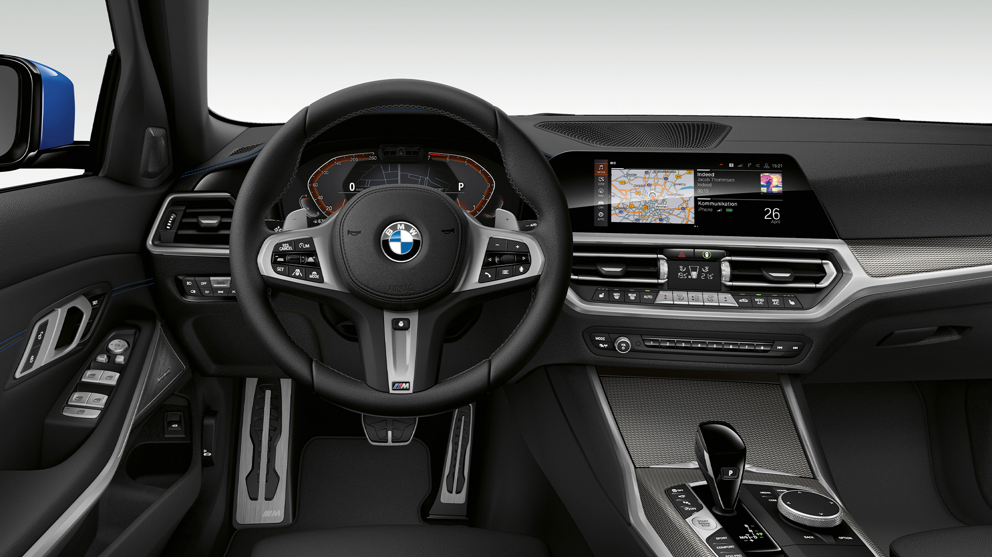 BMW Serie 3 Berlina, versione M Sport, cockpit G20. Primo piano frontale del cockpit lato guida della BMW Serie 3 Berlina con gli allestimenti del pacchetto sportivo M G20.