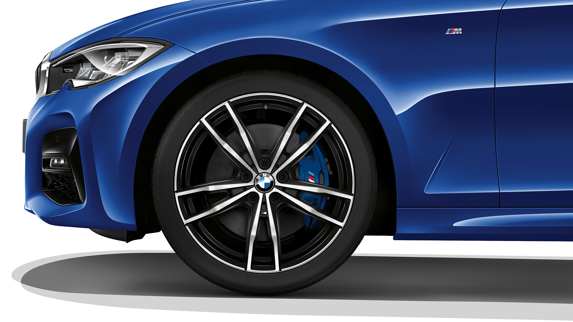 BMW Serie 3 Berlina, versione M Sport, cerchio in lega leggera G20. Primo piano del cerchio in lega leggera della BMW Serie 3 Berlina con gli allestimenti del pacchetto sportivo M G20.