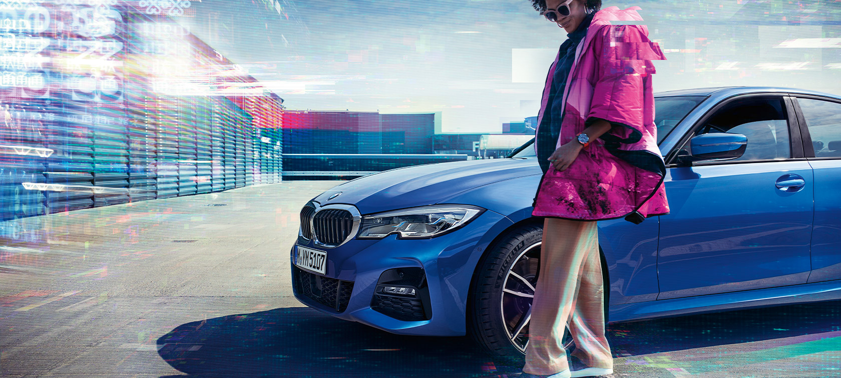 Vista anteriore a tre quarti della BMW Serie 3 Berlina BMW 330i Berlina G20 BMW Serie 3 Berlina BMW 330i Berlina G20 Portimao Blue metallizzato vista anteriore a tre quarti