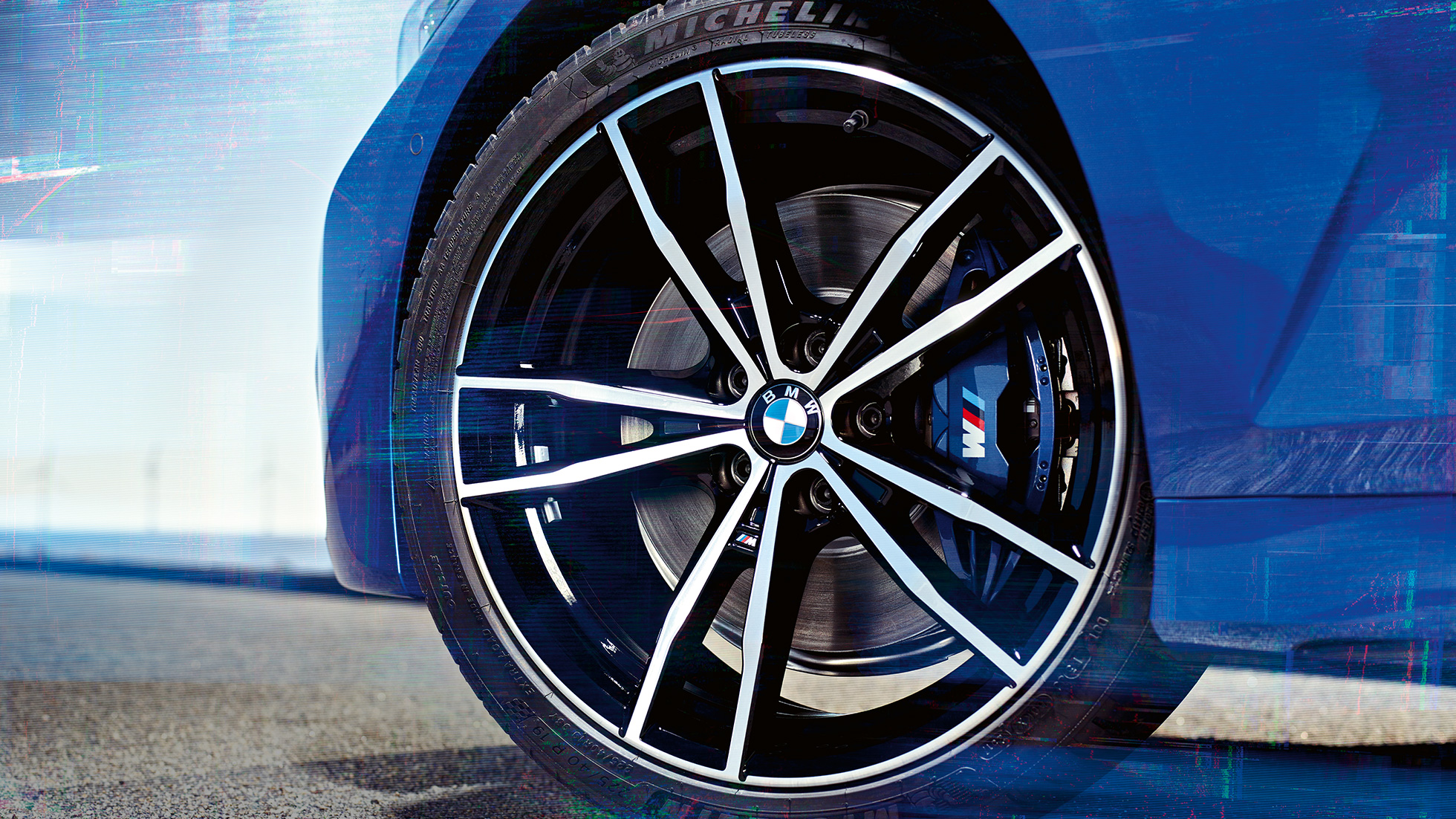 BMW Serie 3 Berlina, cerchi in lega leggera n° 791 M G20. Primo piano dei cerchi in lega leggera M da 19'' n° 791 M in Jet Black della BMW Serie 3 Berlina G20.