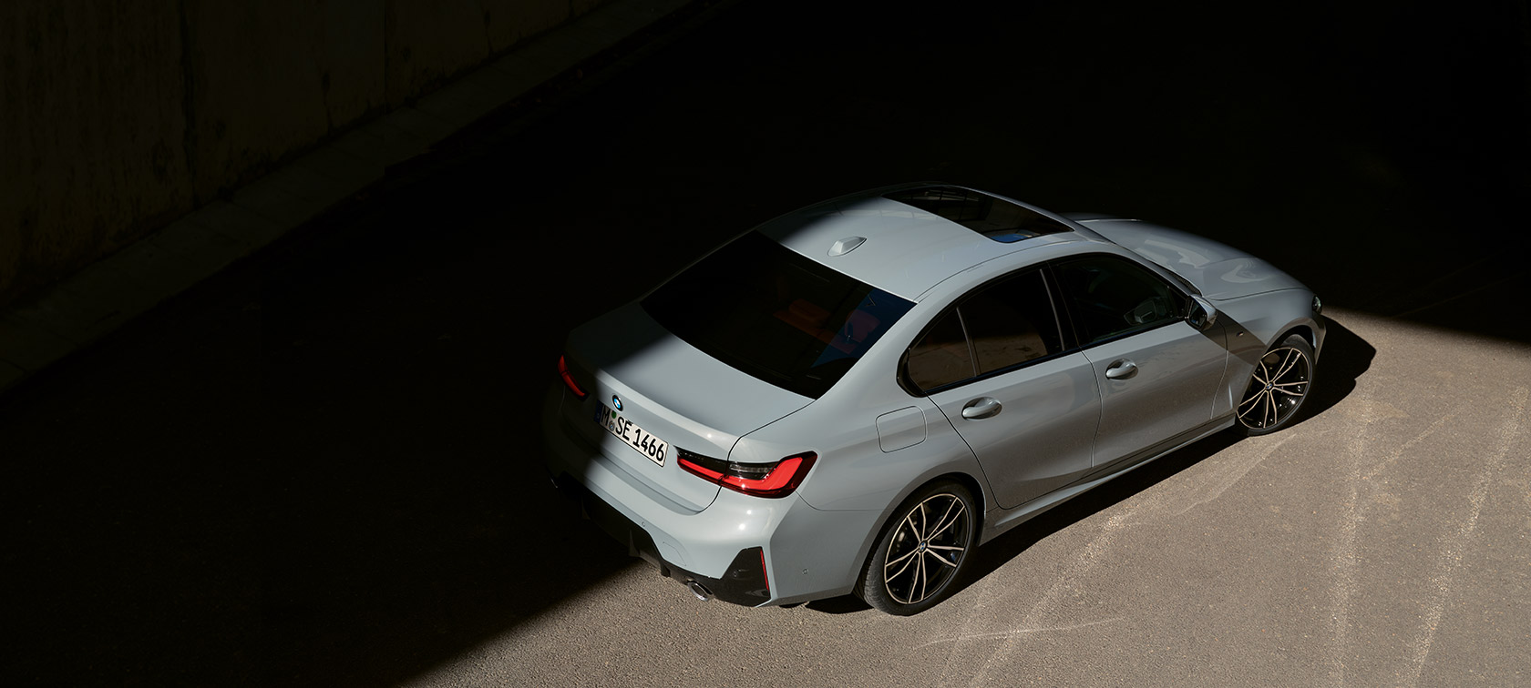 Vista posteriore a tre quarti da ferma con prospettiva a volo di uccello della BMW Serie 3 Berlina LCI G20 Brooklyn Grey Vista posteriore a tre quarti da ferma con prospettiva a volo di uccello della BMW Serie 3 Berlina LCI G20