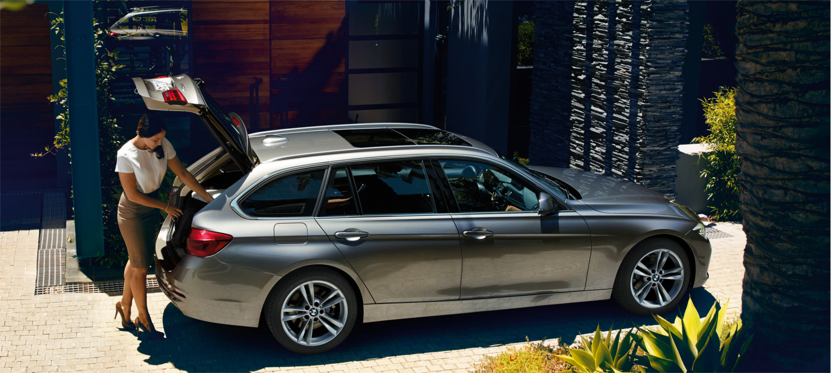BMW serie 3 Touring con cofano aperto BMW serie 3 Touring con cofano aperto
