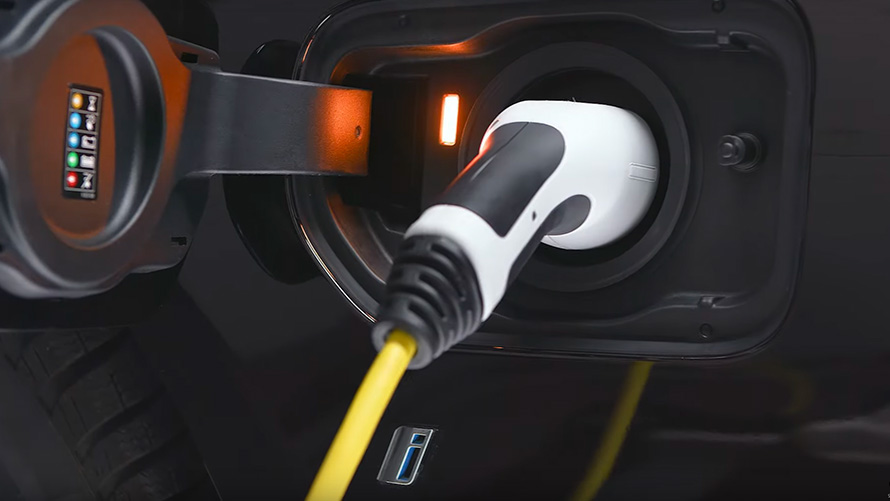 BMW ibrida Plug-in con cavo di ricarica collegato BMW Serie 3 Touring G21 BMW ibrida Plug-in con cavo di ricarica collegato, primo piano