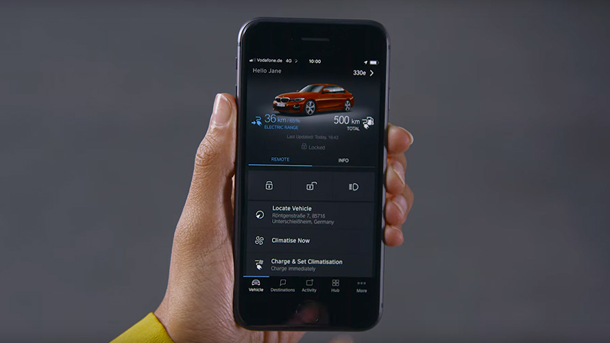 Smartphone con BMW Connected App BMW Serie 3 Touring G21 smartphone con BMW Connected App primo piano