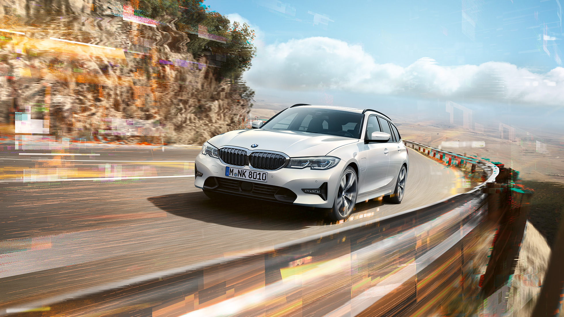 BMW Serie 3 Touring, BMW 330e ibrida Plug-in BMW Serie 3 Touring, BMW 330e ibrida Plug-in in viaggio su un ponte