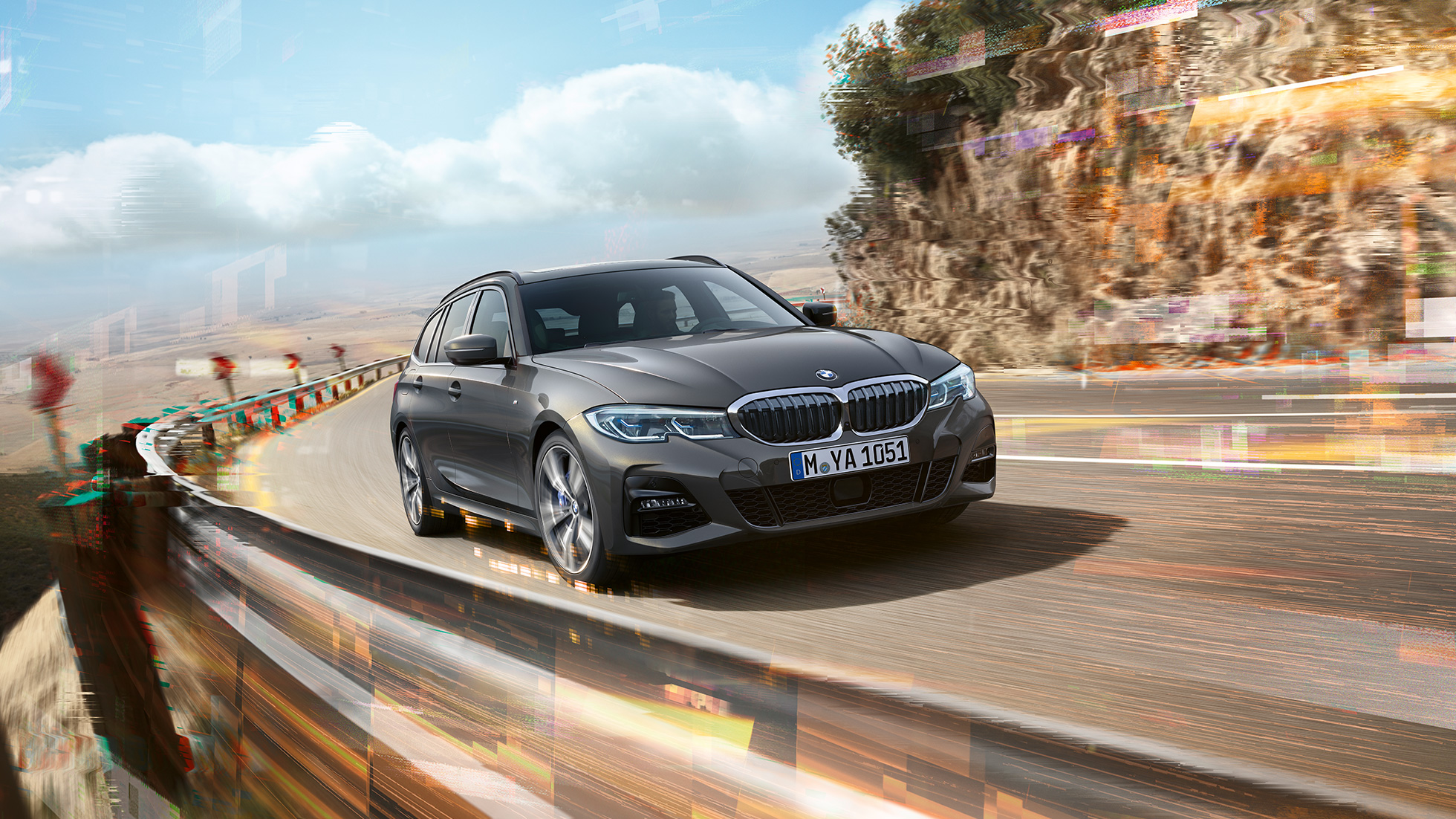 BMW Serie 3 Touring (G21), ripresa anteriore del design BMW 3 Series Touring (G21), Mineral Grey metallic, vista anteriore a tre quarti mentre attraversa un ponte rurale