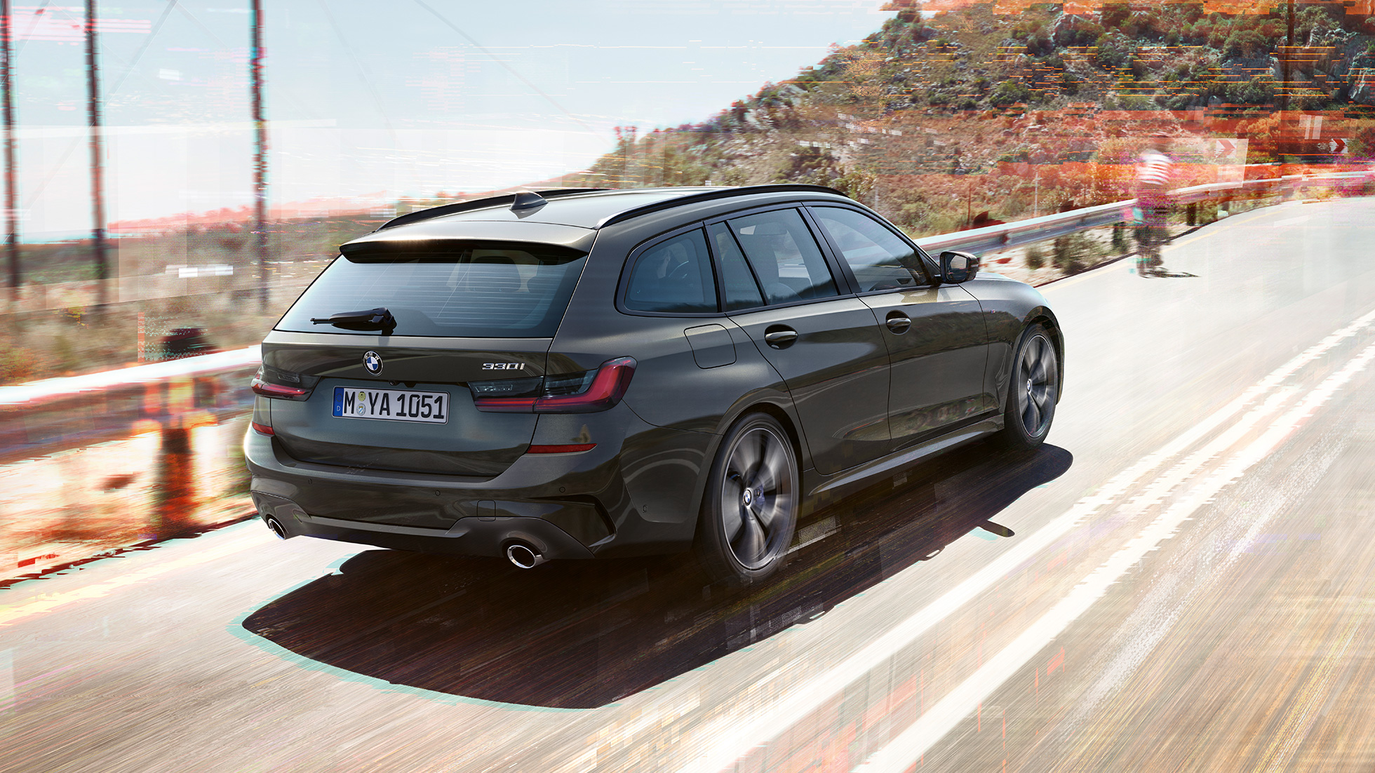 BMW Serie 3 Touring (G21), vista posteriore a tre quarti BMW 3 Series Touring (G21), Dravit Grey metallic, vista posteriore a tre quarti mentre attraversa un ponte rurale