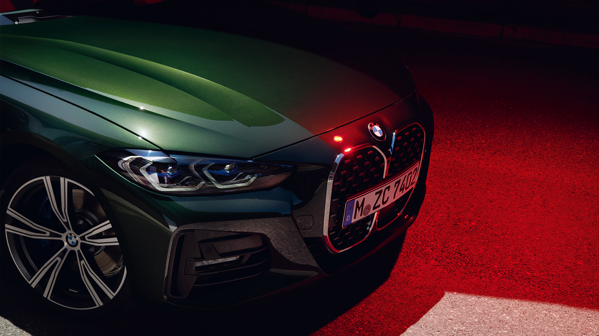Vista anteriore della calandra a doppio rene della BMW Serie 4 Cabrio G23 2020 BMW Serie 4 Cabrio G23 2020 Sanremo Green metallizzato Vista anteriore da ferma Primo piano della calandra a doppio rene
