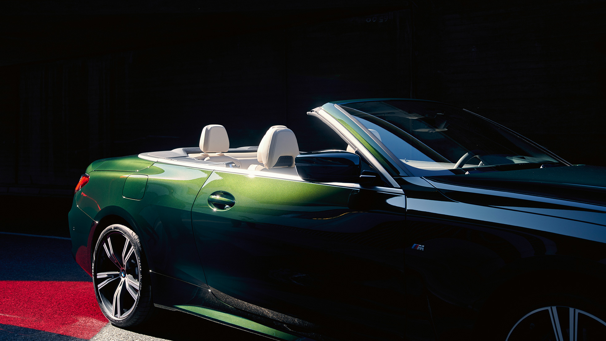 Vista anteriore a tre quarti della BMW Serie 4 Cabrio G23 2020 in movimento BMW Serie 4 Cabrio G23 2020 Sanremo Green metallizzato Vista anteriore a tre quarti in movimento